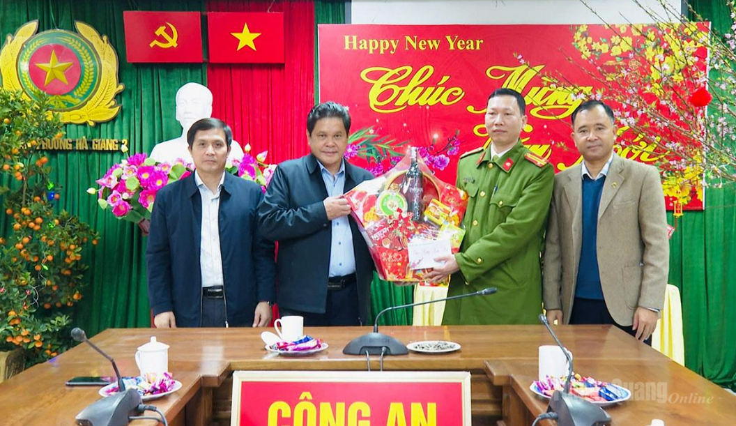 ĐỒNG CHÍ VÀNG SEO CÓN TẶNG QUÀ TẾT CÁC ĐƠN VỊ, BỆNH NHÂN VÀ ĐỐI TƯỢNG BẢO TRỢ XÃ HỘI