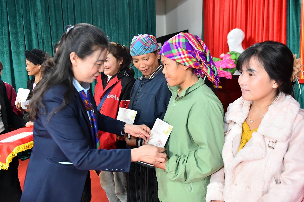 Đồng chí Phó Bí thư Thường trực Tỉnh ủy Lê Thị Kim Dung tặng quà các hộ nghèo xã Bình An