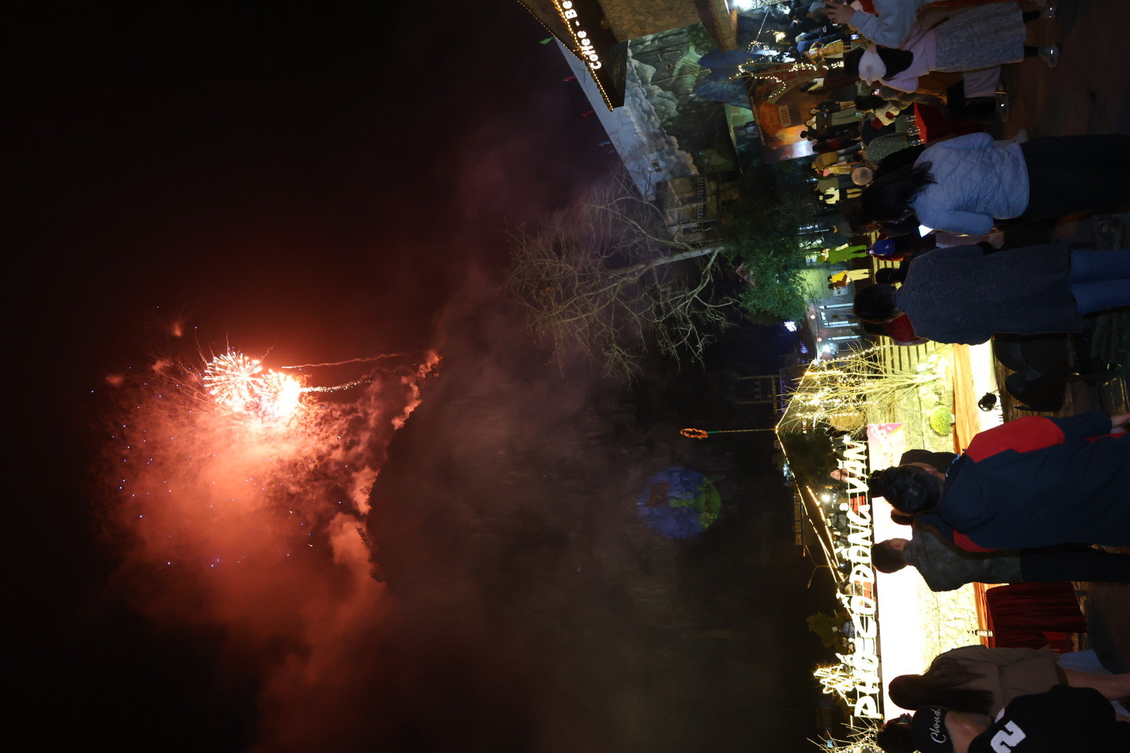 Đồng Văn rực rỡ pháo hoa mừng năm mới Bính Ngọ 2026