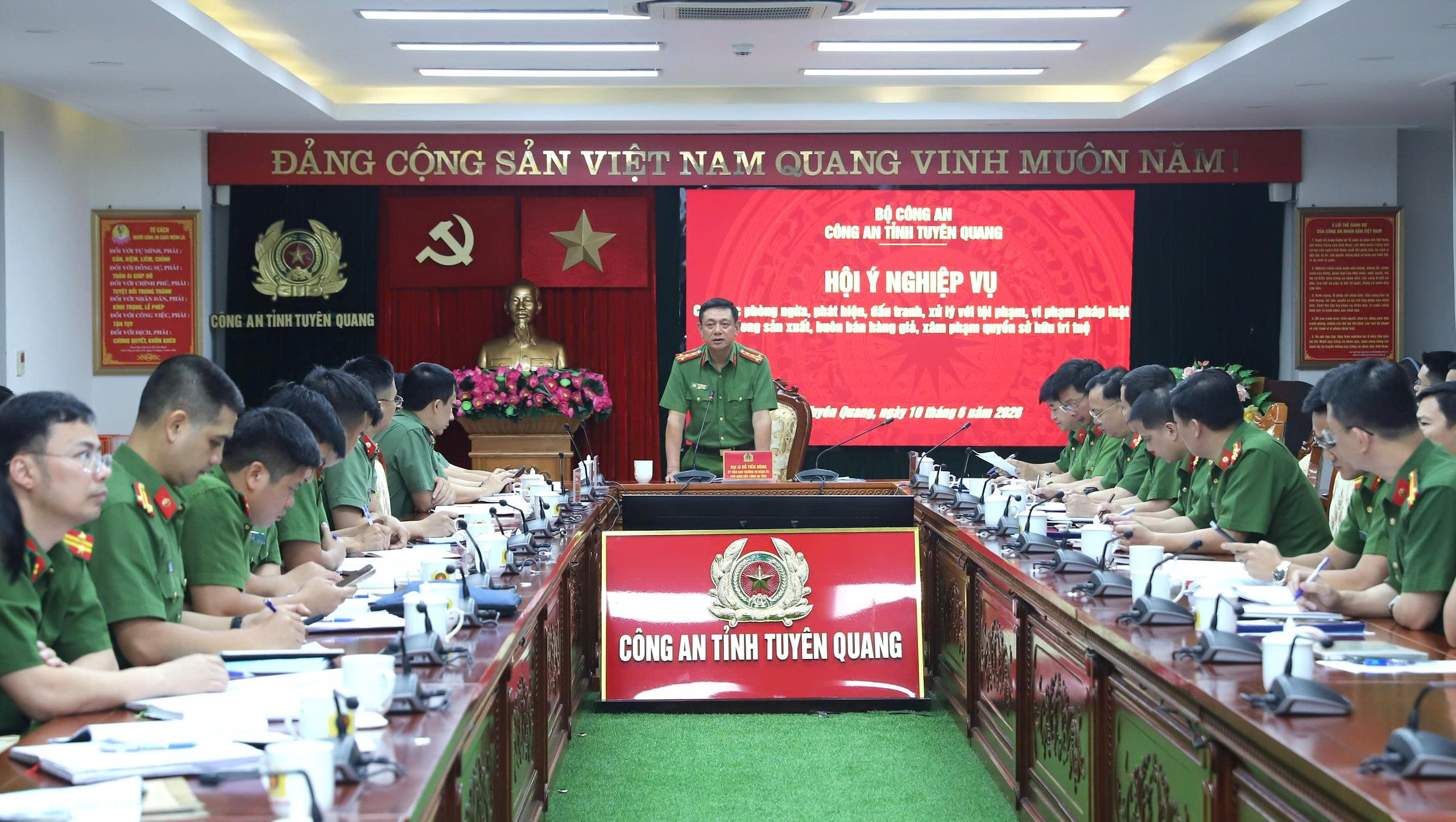 TĂNG CƯỜNG ĐẤU TRANH VỚI TỘI PHẠM SẢN XUẤT, BUÔN BÁN HÀNG GIẢ VÀ XÂM PHẠM QUYỀN SỞ HỮU TRÍ TUỆ
