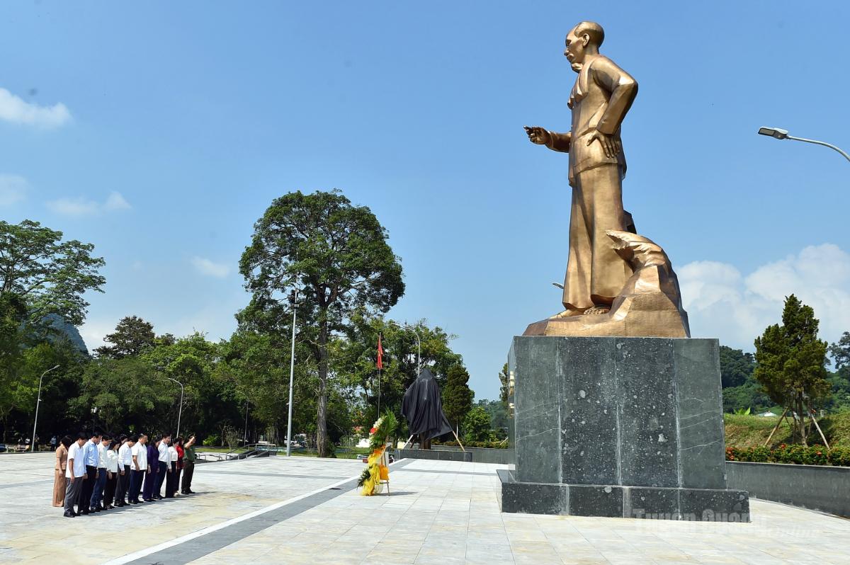 Phó Chủ tịch nước Võ Thị Ánh Xuân dâng hương tại Khu di tích Quốc gia đặc biệt Tân Trào