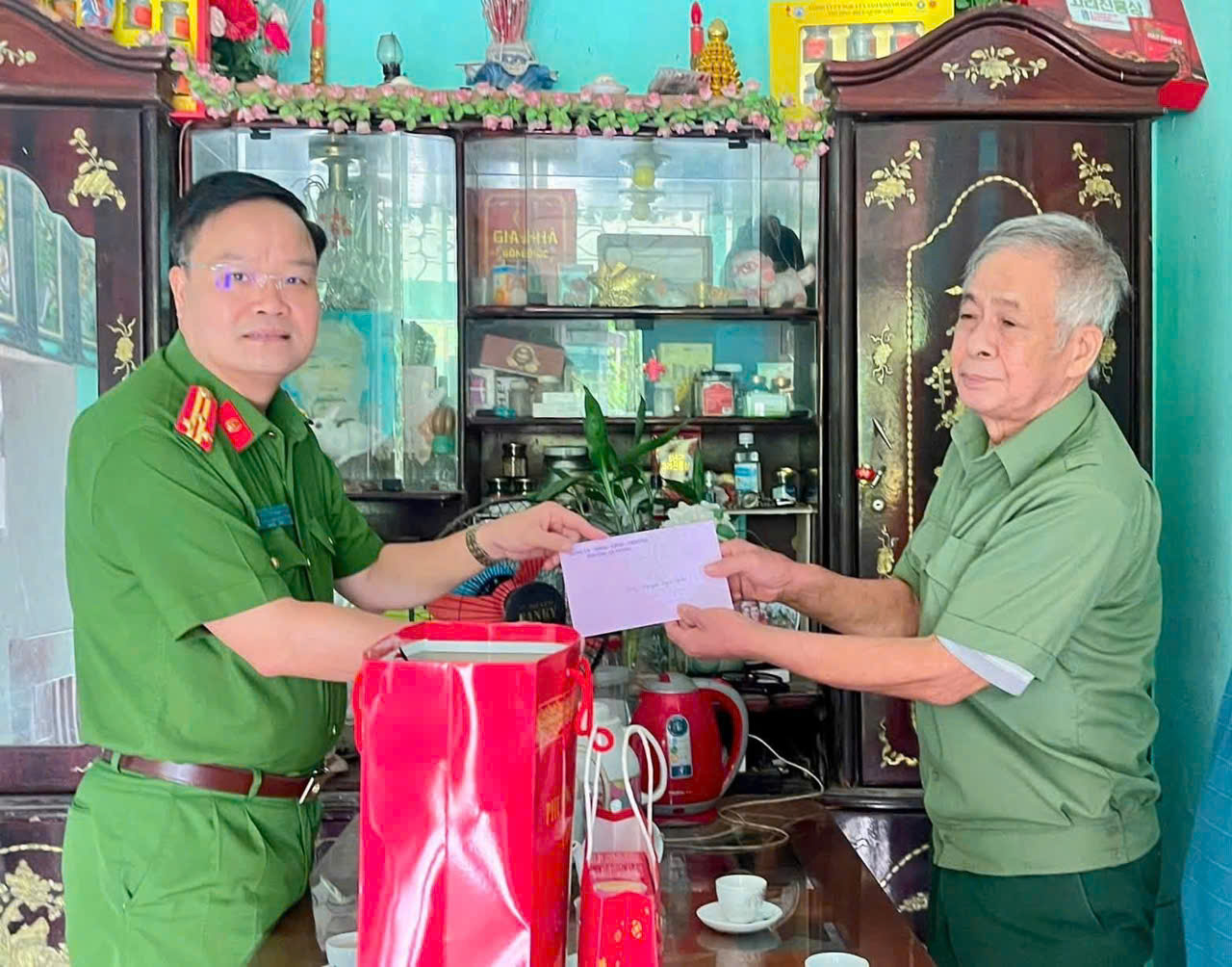 CÔNG AN PHƯỜNG AN TƯỜNG THĂM, TẶNG QUÀ NGƯỜI CÓ CÔNG VỚI CÁCH MẠNG NHÂN KỶ NIỆM 79 NĂM NGÀY THƯƠNG BINH - LIỆT SĨ (27/7/1947 - 27/7/2026)