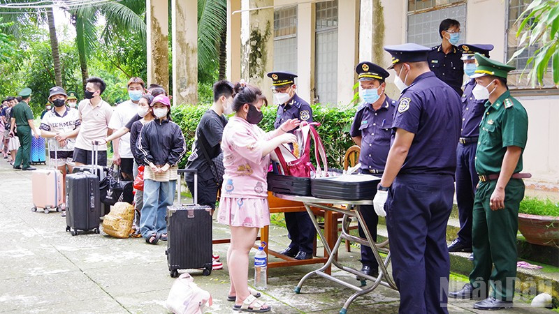Đồng Tháp: Tiếp nhận 38 công dân Việt Nam do phía Campuchia trao trả