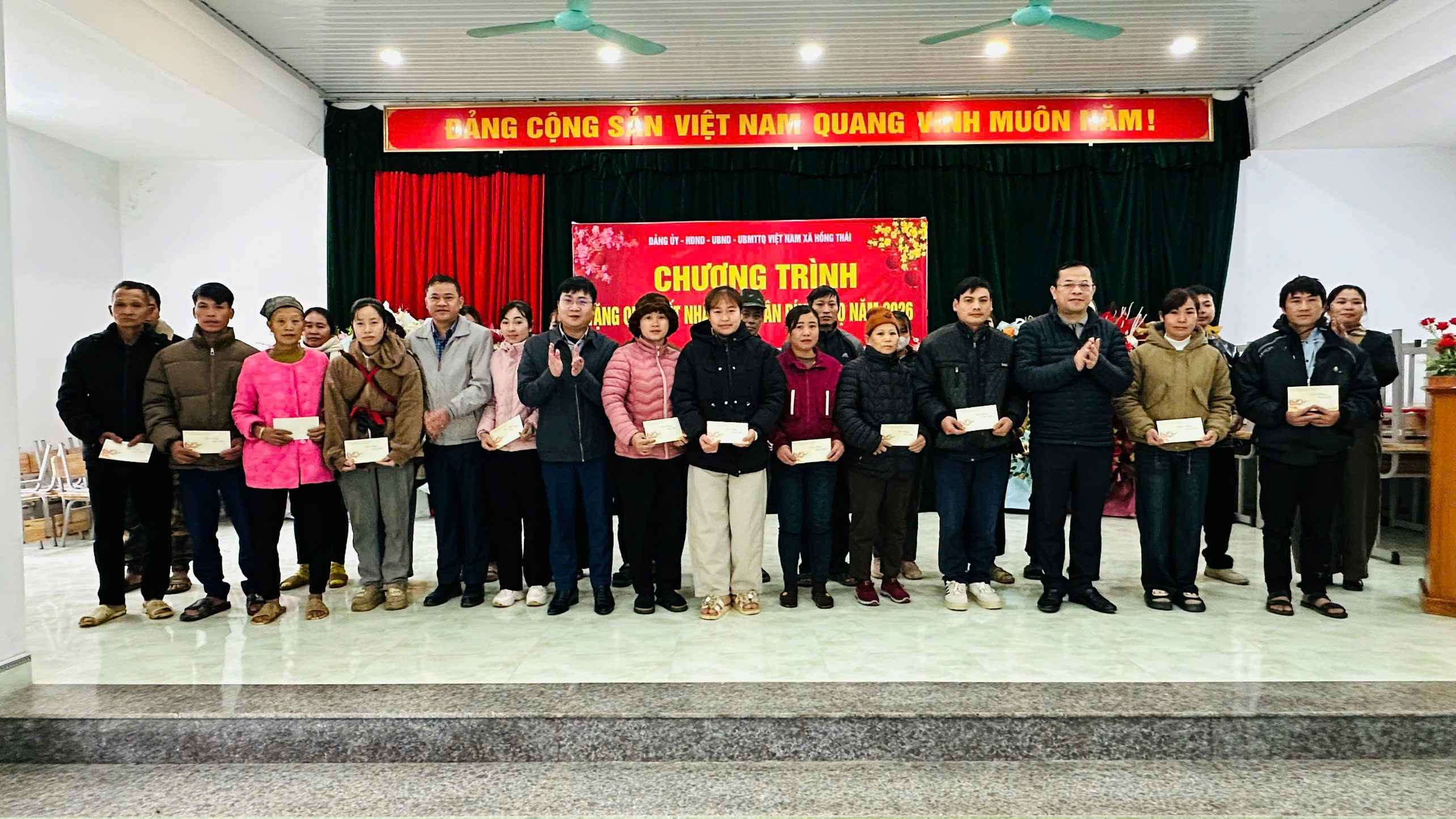 Đảng ủy – HĐND – UBND - Ủy ban MTTQ Việt Nam xã Hồng Thái tặng quà “Tết nhân ái” Xuân Bính Ngọ 2026