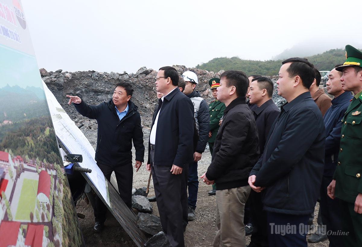 Phó Chủ tịch Thường trực UBND tỉnh Nguyễn Mạnh Tuấn kiểm tra tiến độ dự án trường nội trú liên cấp tại xã Sơn Vĩ