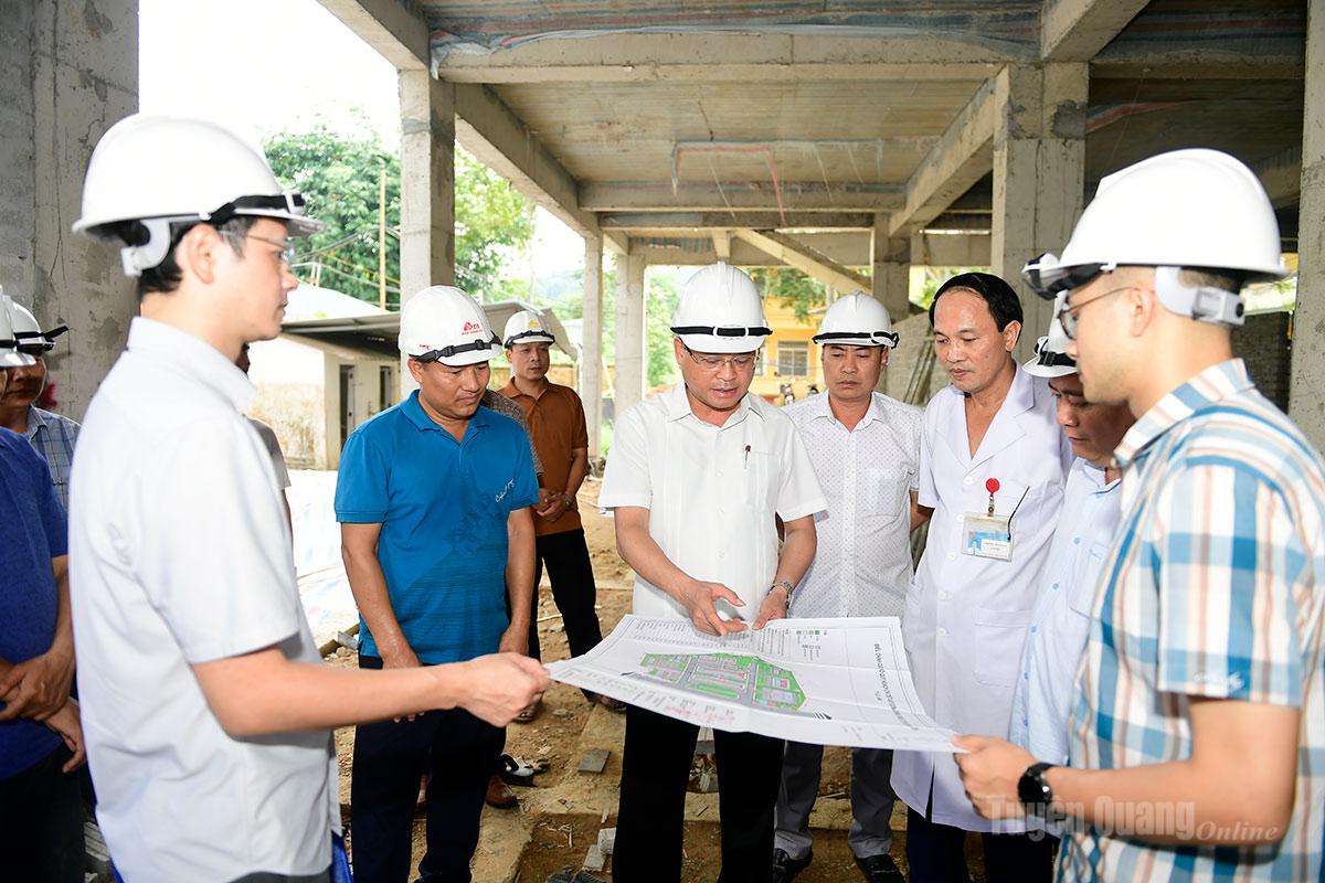 Phó Chủ tịch Thường trực UBND tỉnh Nguyễn Mạnh Tuấn kiểm tra tiến độ thi công Dự án Trung tâm Y tế khu vực Hàm Yên