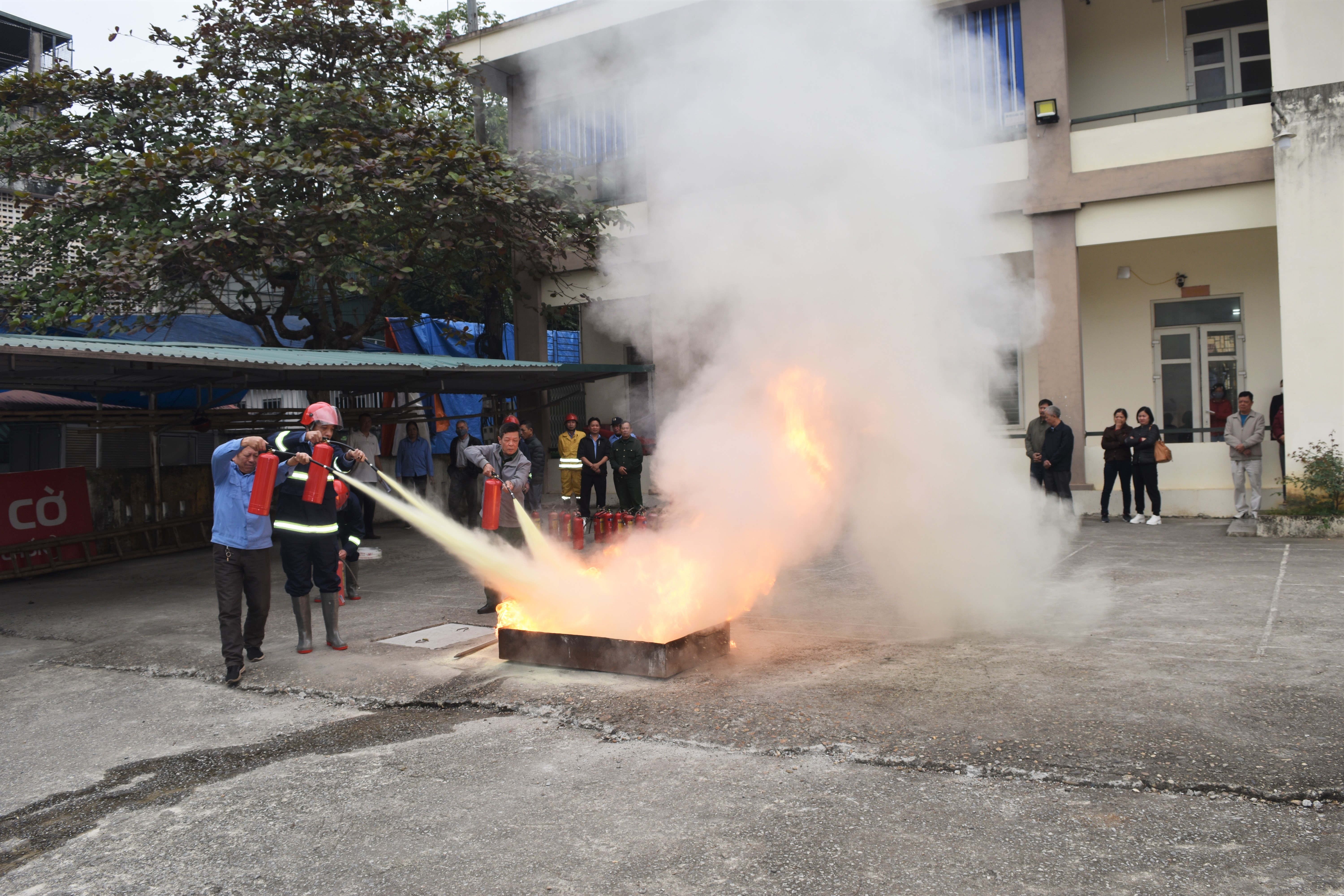 Diễn tập phương án chữa cháy và cứu nạn, cứu hộ tại Chợ Tam Cờ, phường Minh Xuân