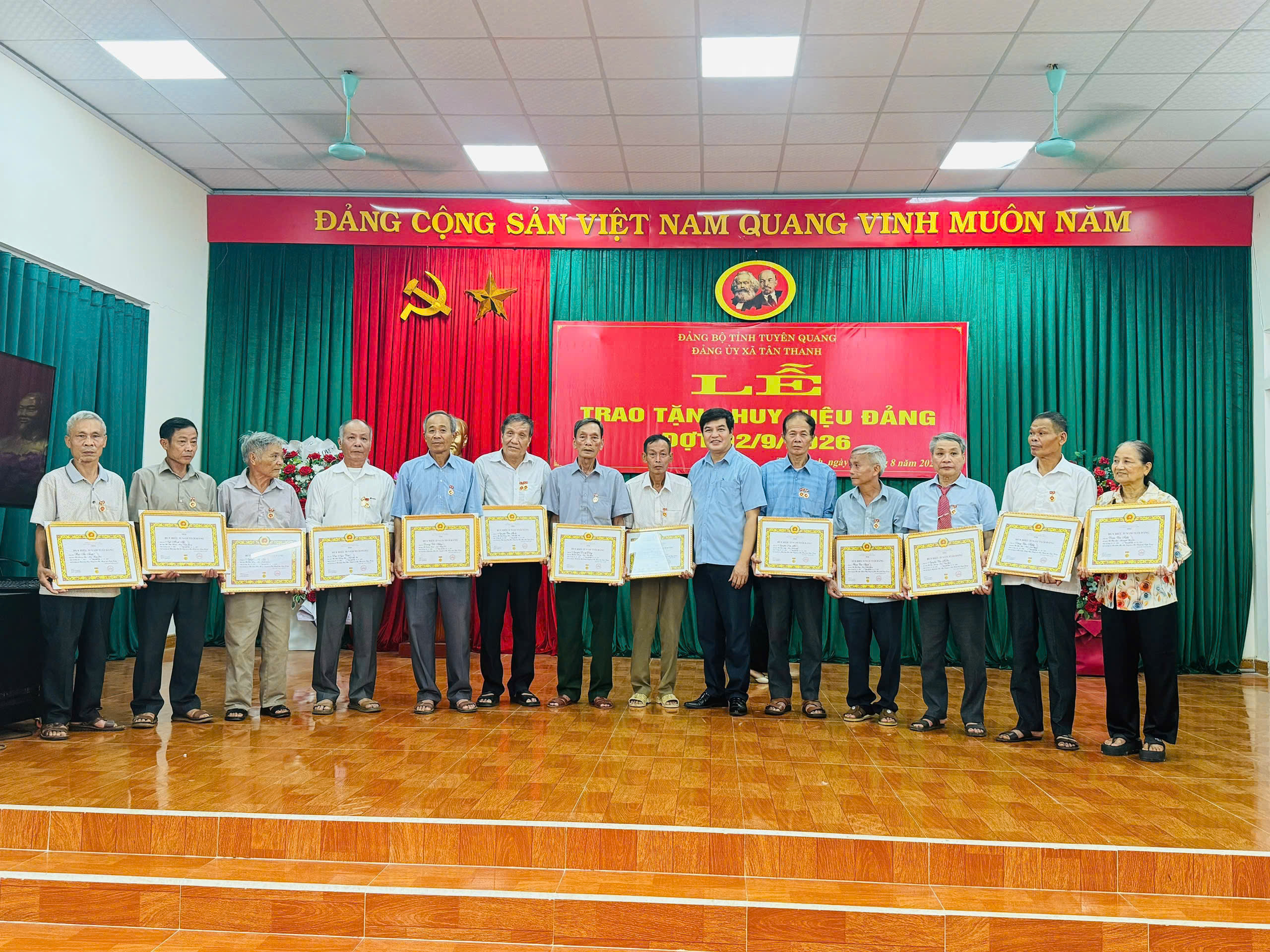 Tân Thanh trao tặng Huy hiệu Đảng đợt 2/9