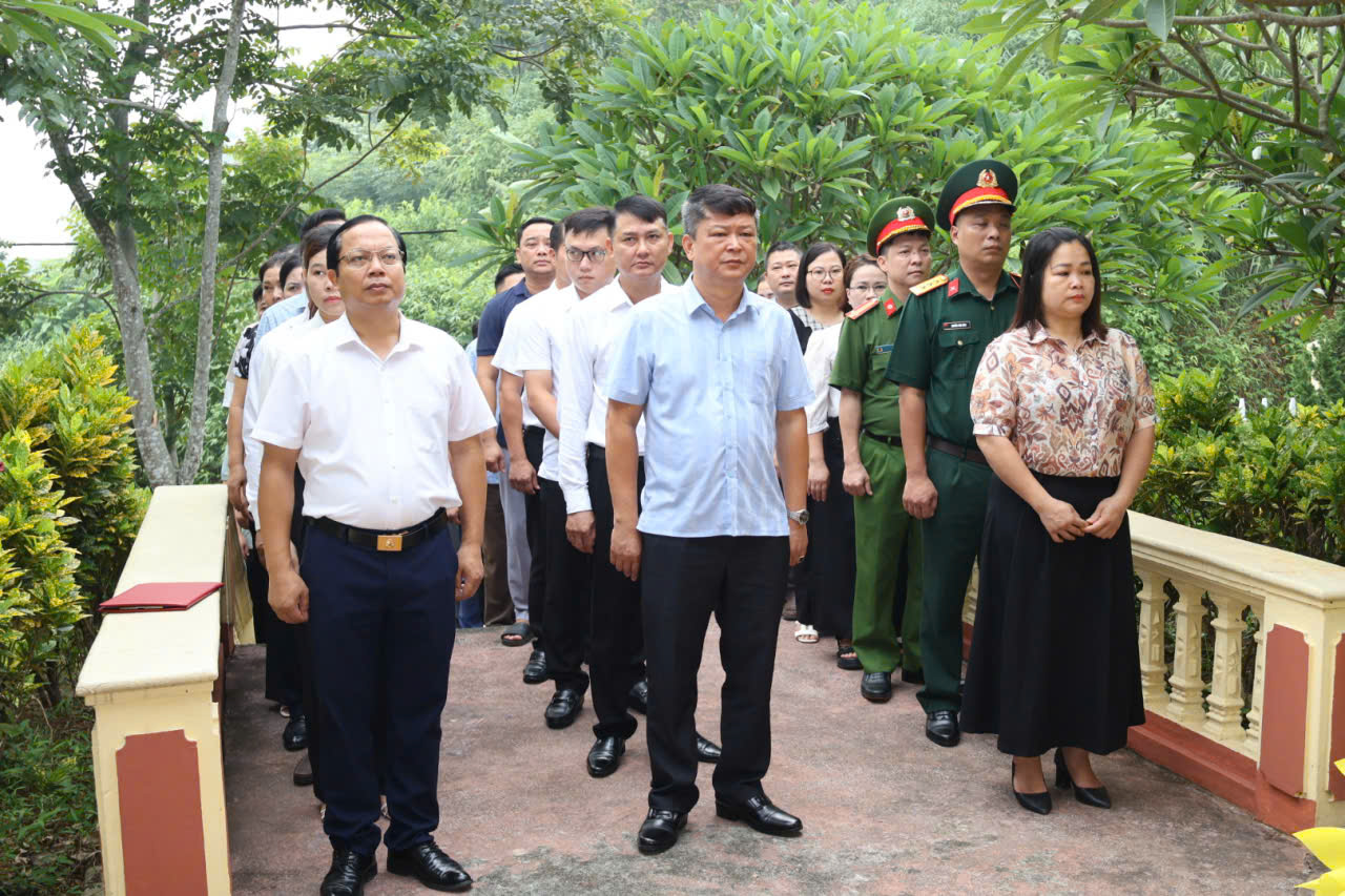 Viếng bia dịp 27 th 7 ảnh 2.jpg