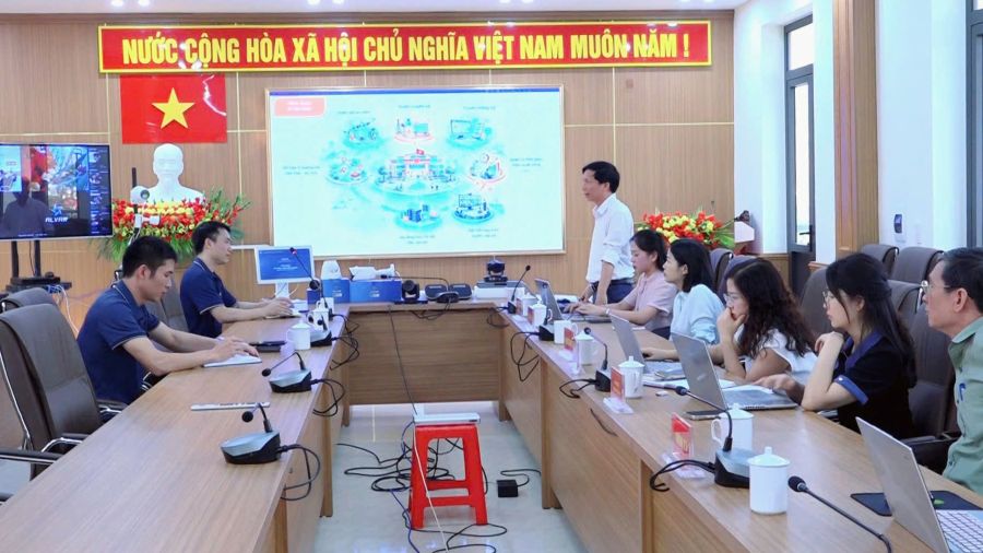 UBND xã làm việc với Công ty CPĐT công nghệ Hoàng Gia về giải pháp chuyển đổi số