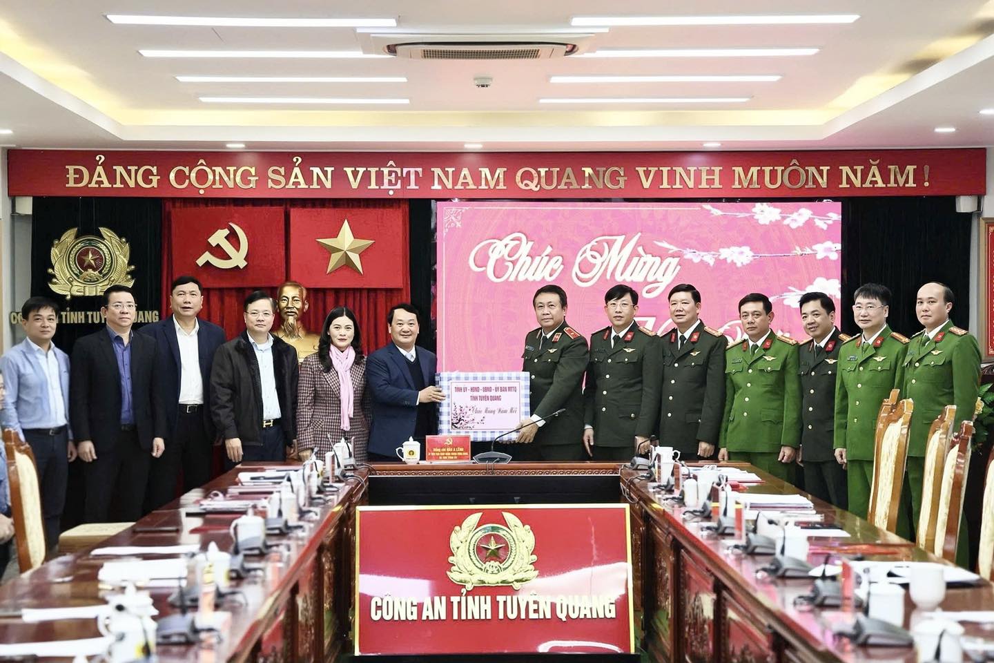 BÍ THƯ TỈNH UỶ TUYÊN QUANG THĂM, CHÚC TẾT CÔNG AN TỈNH TUYÊN QUANG