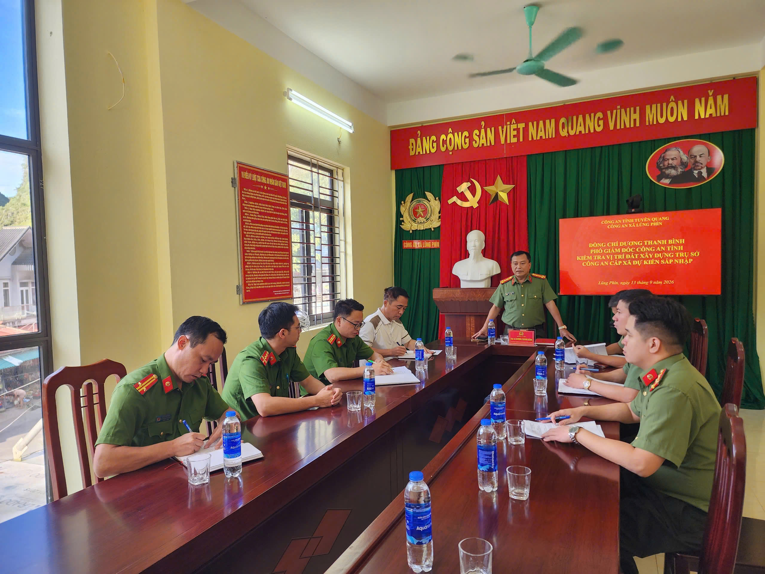 ĐỒNG CHÍ PHÓ GIÁM ĐỐC CÔNG AN TỈNH KIỂM TRA VỊ TRÍ DỰ KIẾN XÂY DỰNG TRỤ SỞ CÔNG AN XÃ LŨNG PHÌN