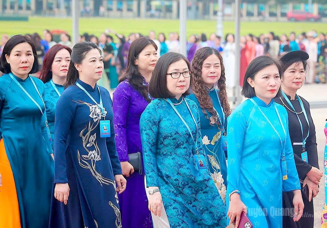 Đoàn đại biểu dự Đại hội Phụ nữ toàn quốc lần thứ XIV vào Lăng viếng Chủ tịch Hồ Chí Minh