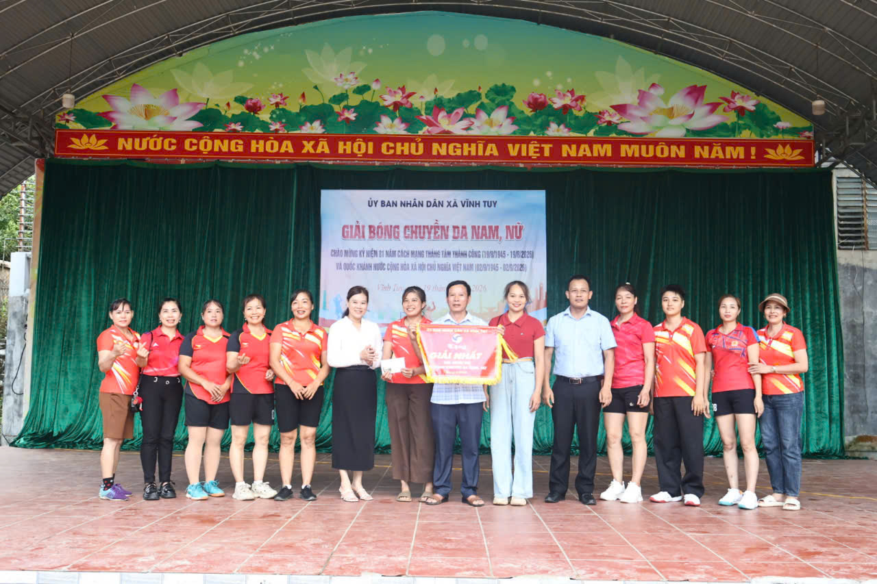 Bế mạc giải bóng chuyền da giải nhất đội nữ Đông Thành.jpg