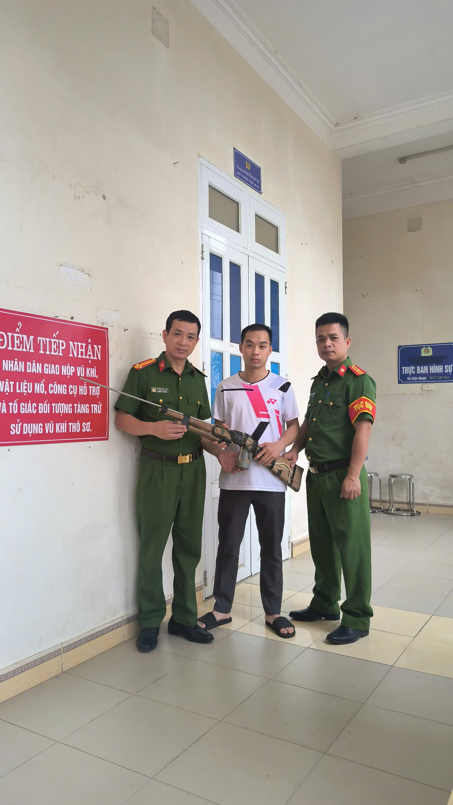 CÔNG DÂN TỰ NGUYỆN GIAO NỘP VŨ KHÍ TỰ CHẾ – HÀNH ĐỘNG ĐÁNG BIỂU DƯƠNG
