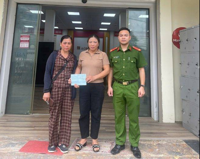 CÔNG AN XÃ NÀ HANG HỖ TRỢ NGƯỜI DÂN TRẢ LẠI 570 TRIỆU ĐỒNG CHUYỂN NHẦM
