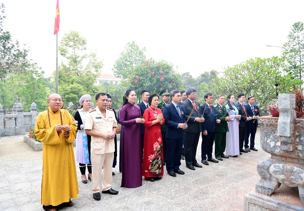 Đoàn đại biểu Đại hội MTTQ Việt Nam tỉnh lần thứ I dâng hương trước thềm Đại hội