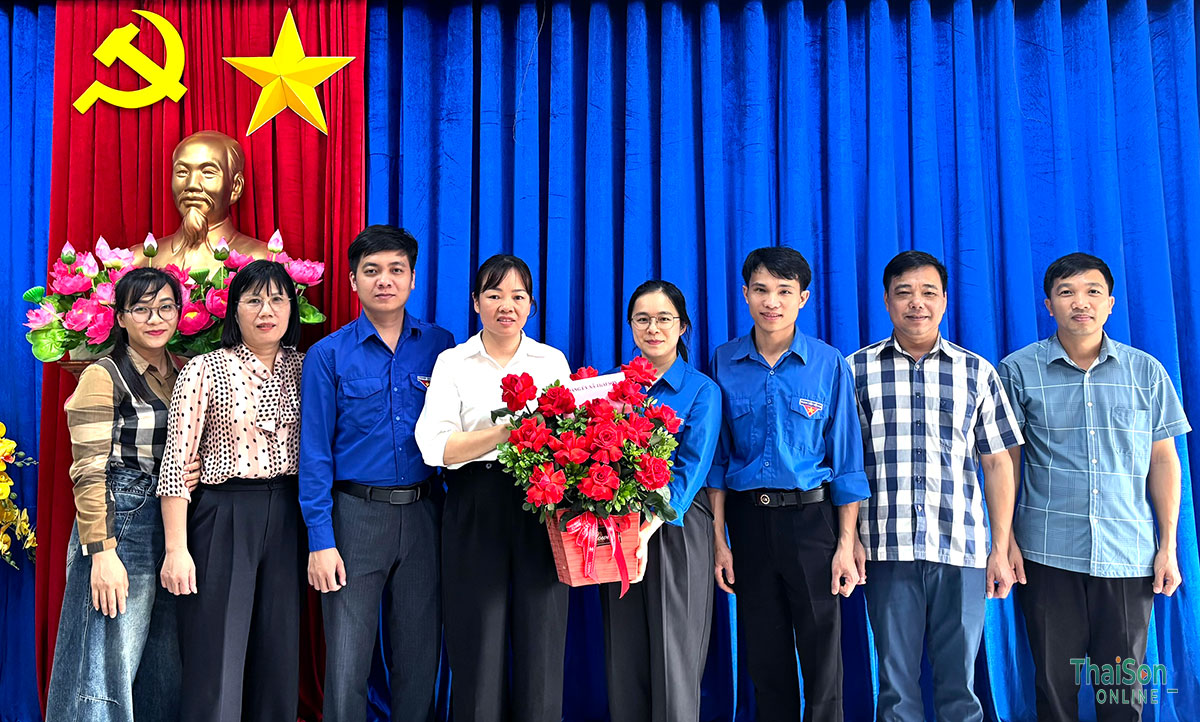 Đồng chí Phùng Thị Tuyết Mai, Phó Bí thư Thường trực Đảng ủy, Chủ tịch HĐND xã thăm, chúc mừng Đoàn Thanh niên xã nhân kỷ niệm 95 năm Ngày thành lập Đoàn Thanh niên Cộng sản Hồ Chí Minh (26/3/1931 – 26/3/2026)