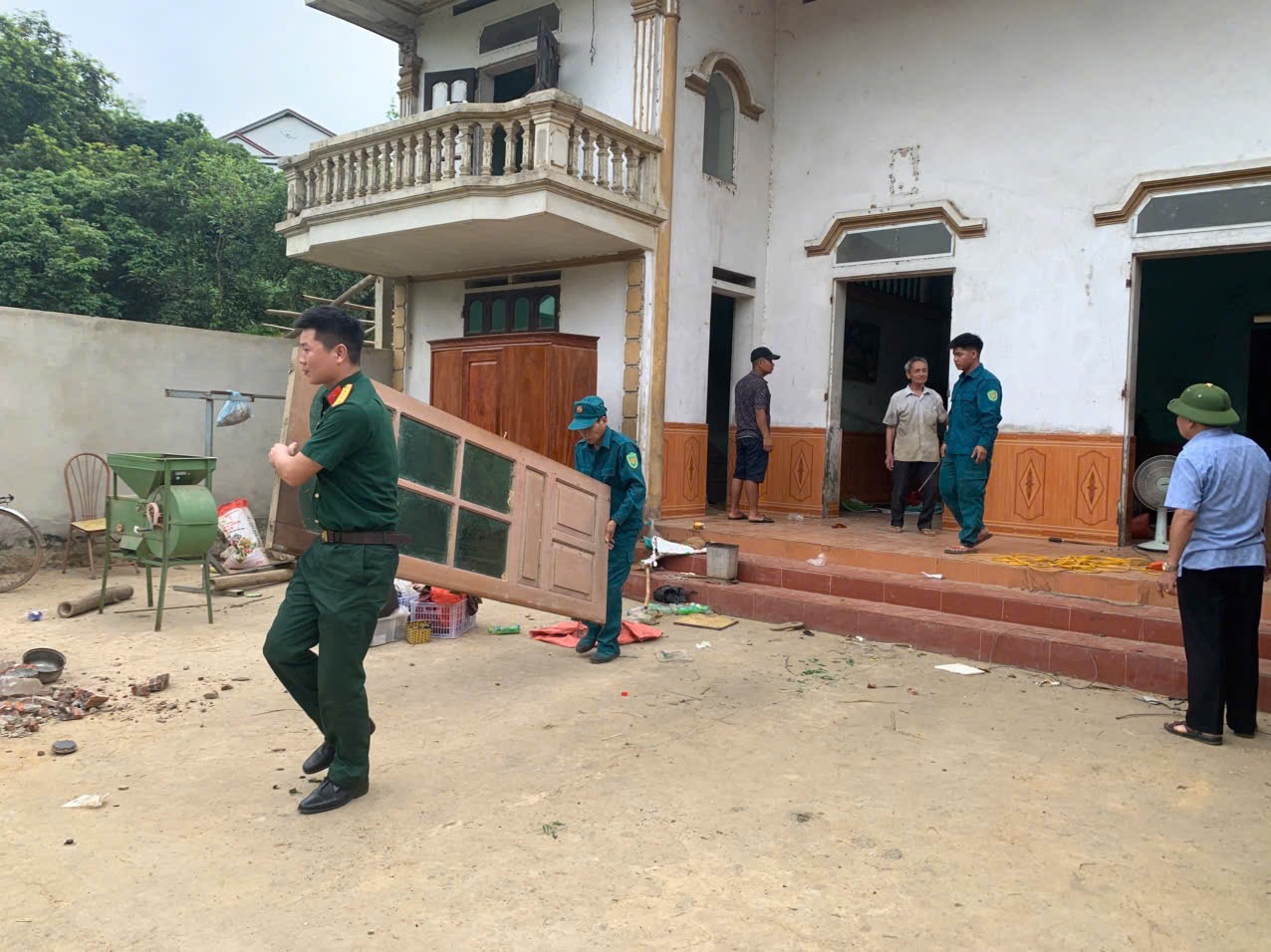 Chung tay hỗ trợ nhân dân di chuyển tài sản phục vụ giải phóng mặt bằng tuyến đường Sơn Dương – Tân Trào
