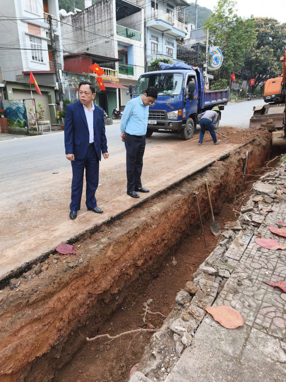 Sáng ngày 6.3, đồng chí Trần Song Hà - Phó Bí thư Đảng uỷ, Chủ tịch UBND phường Hà Giang 1 đã đi kiểm tra các dự án đang triển khai thi công và kiểm tra các dự án chuẩn bị đầu tư trên địa bàn.