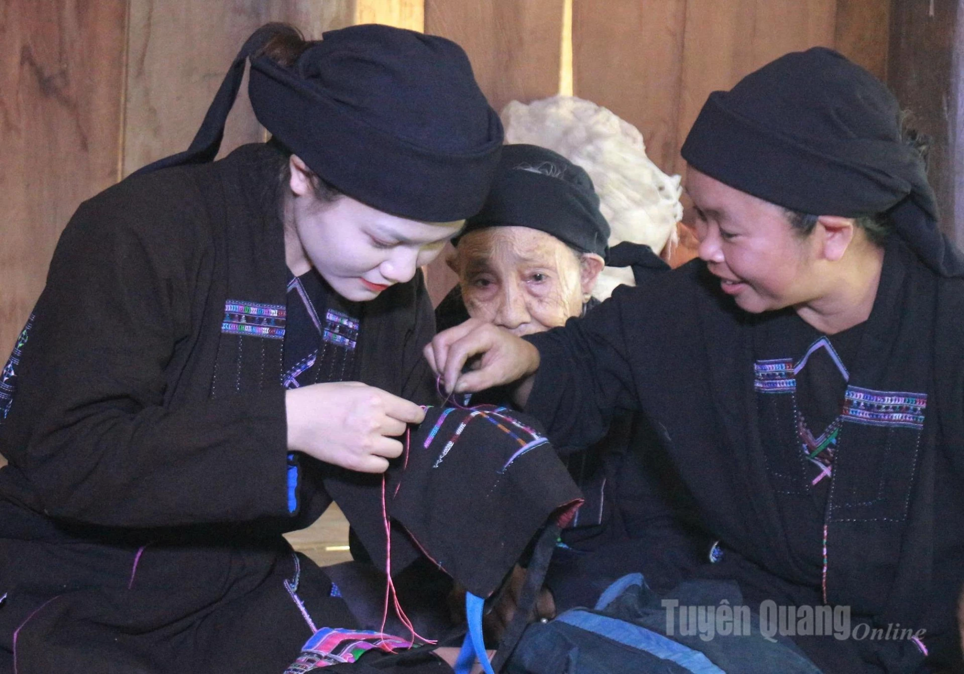 Nghề dệt của người La Chí trên hành trình trở thành di sản quốc gia