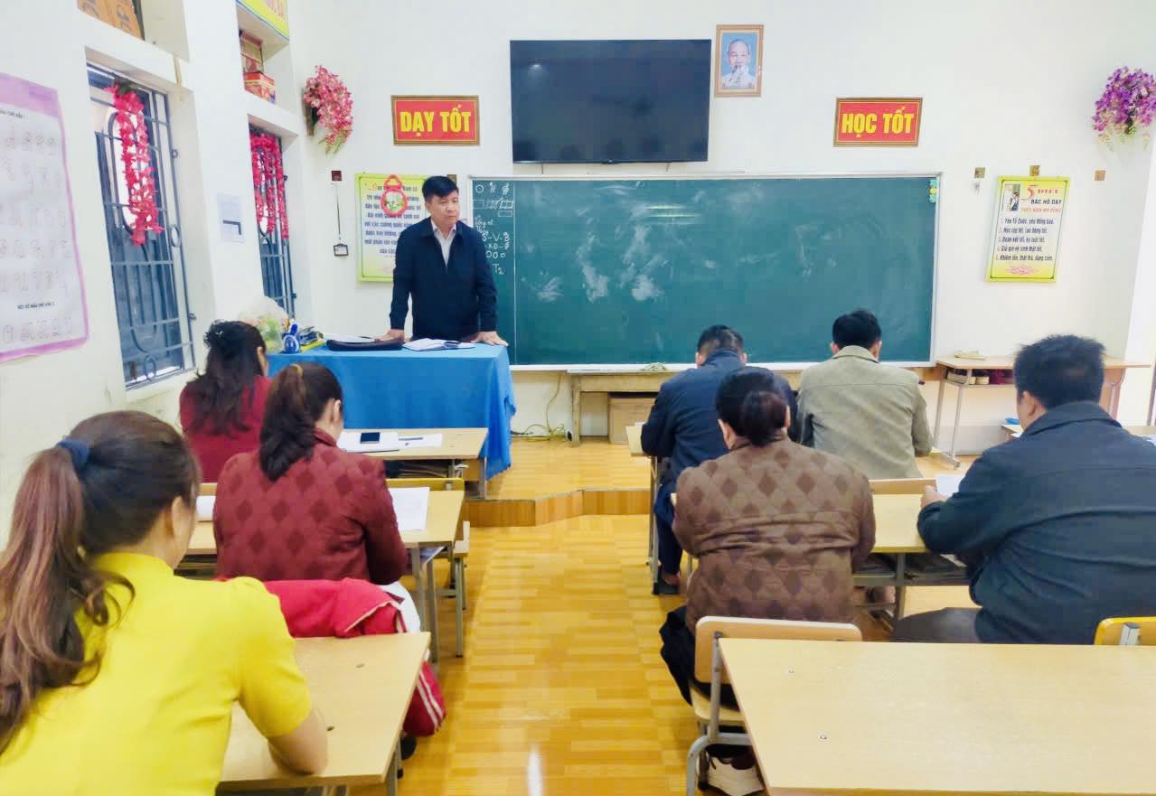  CHỦ TỊCH UỶ BAN MTTQ VIỆT NAM XÃ YÊN MINH KIỂM TRA CÔNG TÁC BẦU CỬ TẠI CÁC TỔ BẦU CỬ