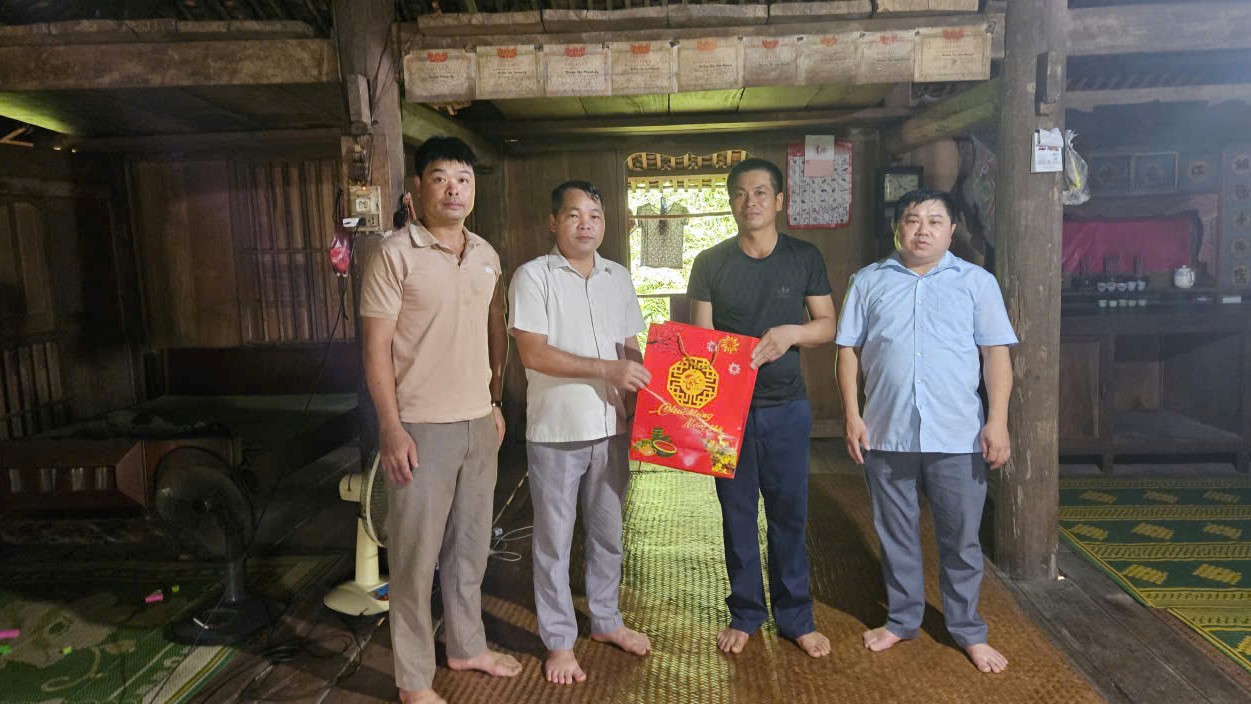 tặng qu&agrave; huyện 3 mới.jpg