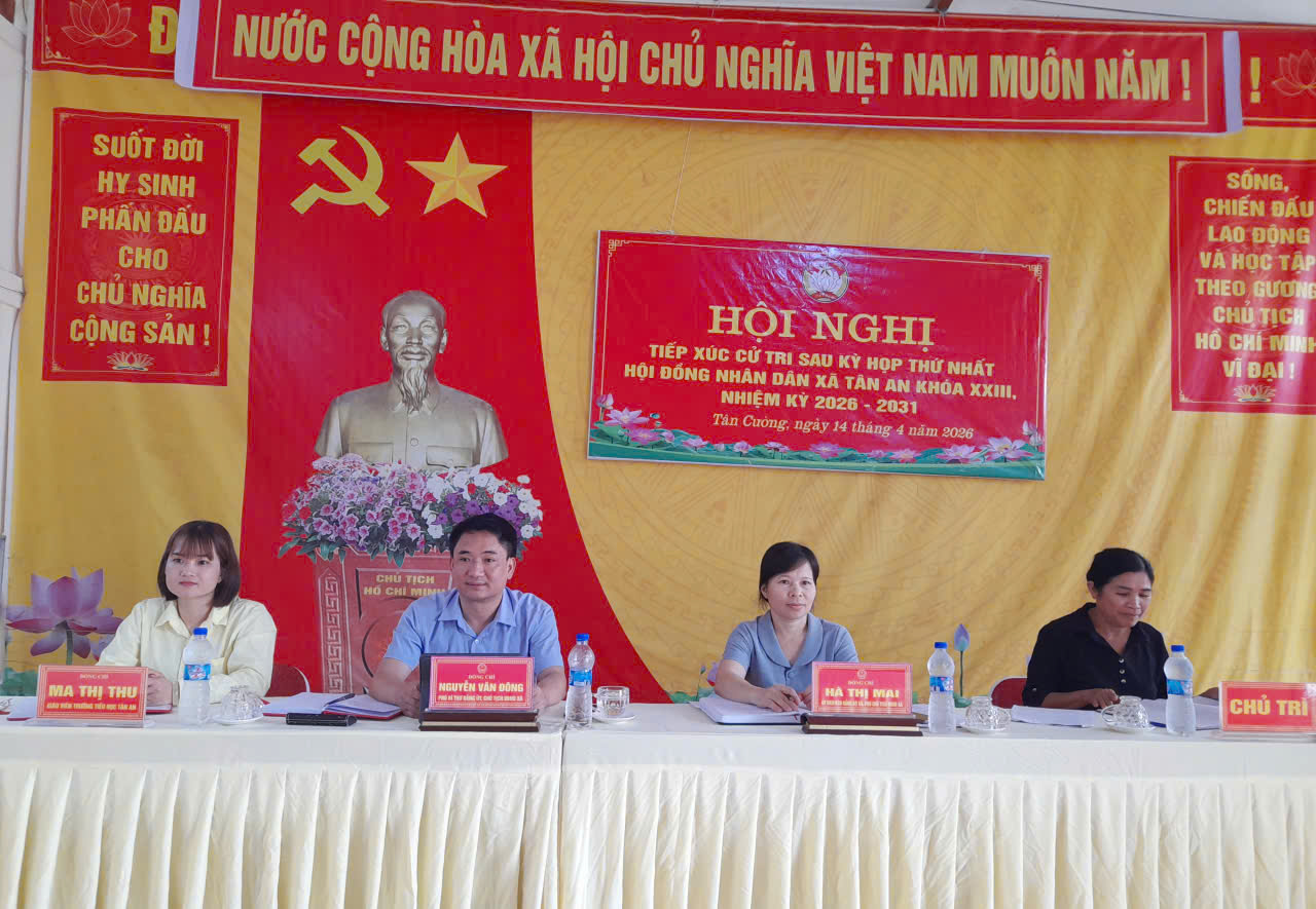 ĐỒNG CHÍ NGUYỄN VĂN ĐÔNG – PHÓ BÍ THƯ ĐẢNG ỦY, CHỦ TỊCH UBND XÃ TÂN AN CÙNG TỔ ĐẠI BIỂU SỐ 3 HỘI ĐỒNG NHÂN DÂN XÃ TIẾP XÚC CỬ TRI TẠI THÔN TÂN CƯỜNG XÃ TÂN AN.