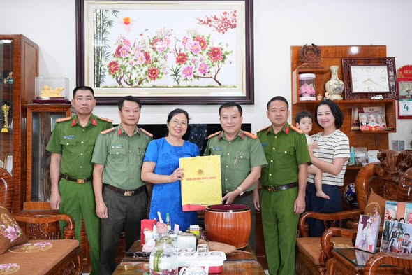 CÔNG AN TỈNH TUYÊN QUANG TRI ÂN CÁC ĐỒNG CHÍ NGUYÊN LÃNH ĐẠO CÔNG AN TỈNH