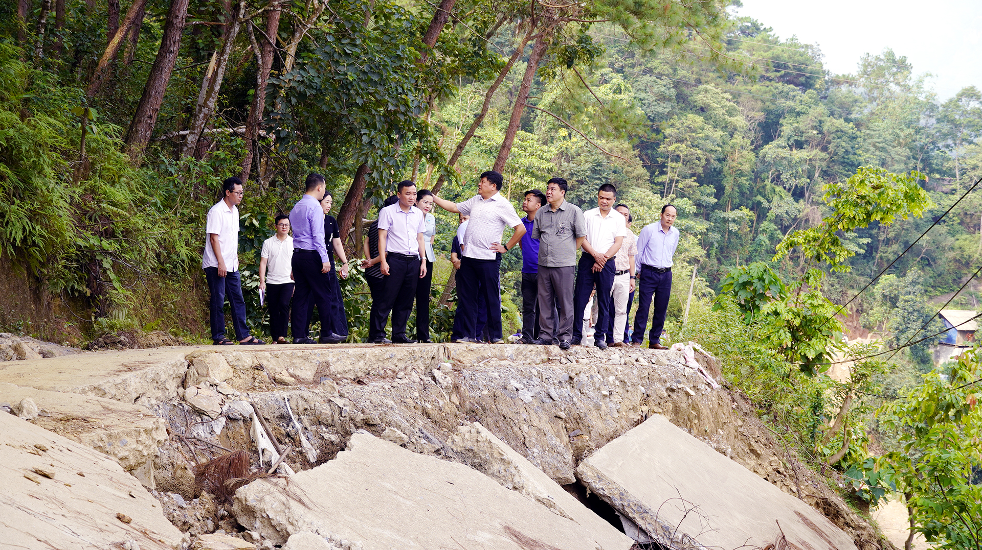 PCT UBND tỉnh Ho&agrave;ng Gia Long l&agrave;m việc (9).jpg