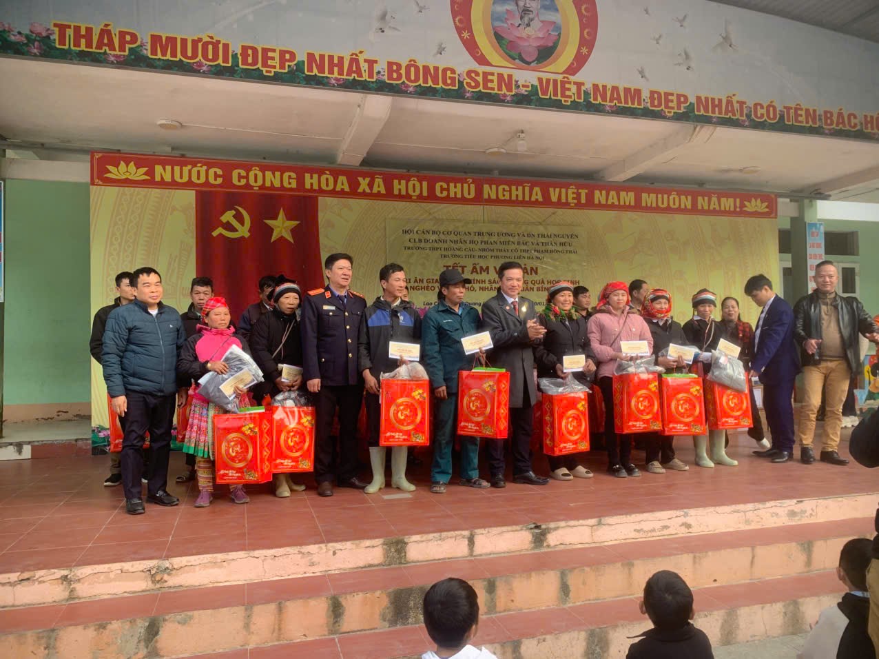 Thăm tặng quà chi ân cho 20 hộ gia đình có công với Cách Mạng và 50 xuất quà cho học sinh nghèo vượt khó trên địa bàn xã Lao Chải