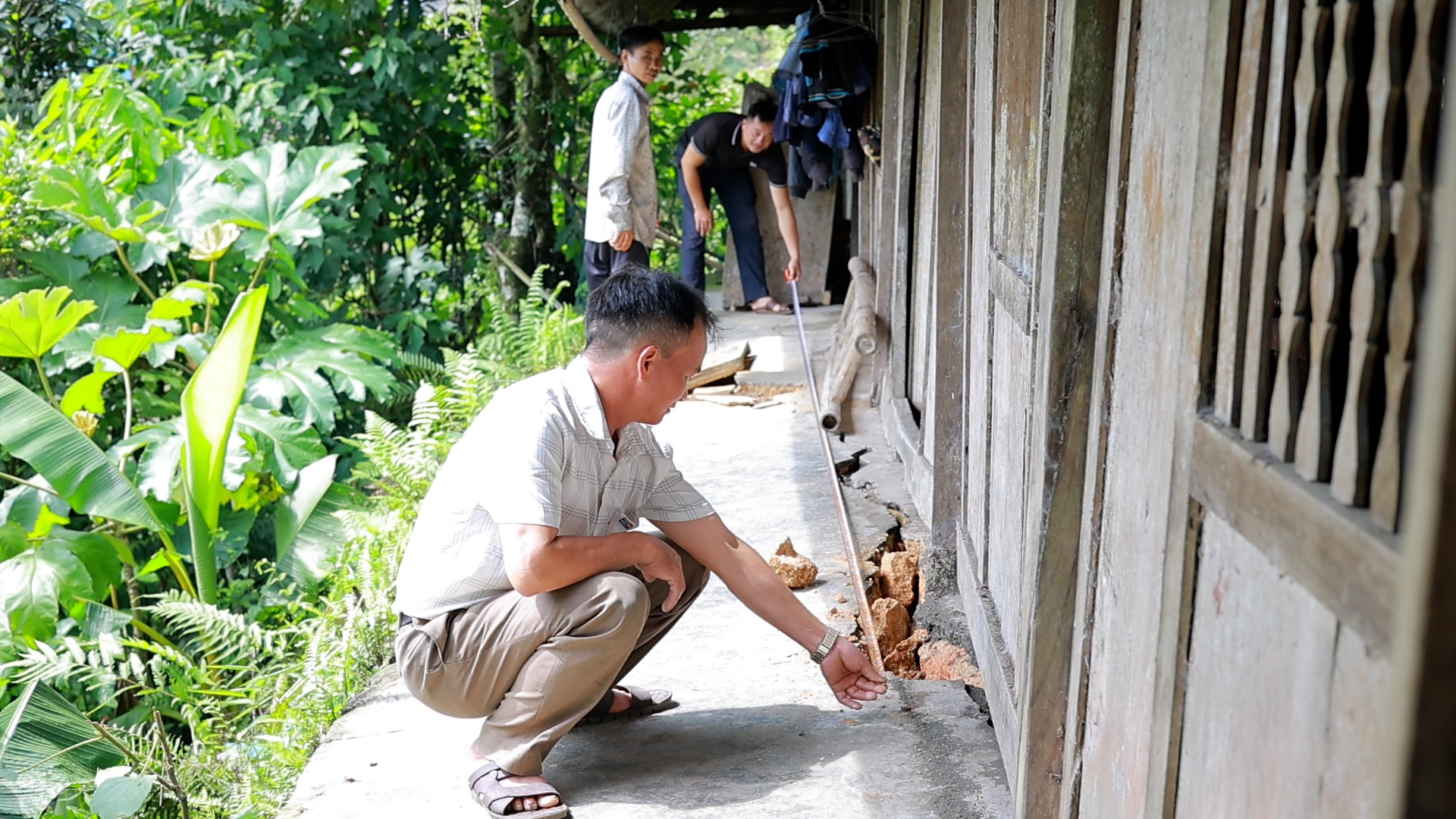 Kiểm tra hiện trạng sạt lở tại hộ gia đình ông Phùng Vàn Chiêm, thôn Sơn Quang