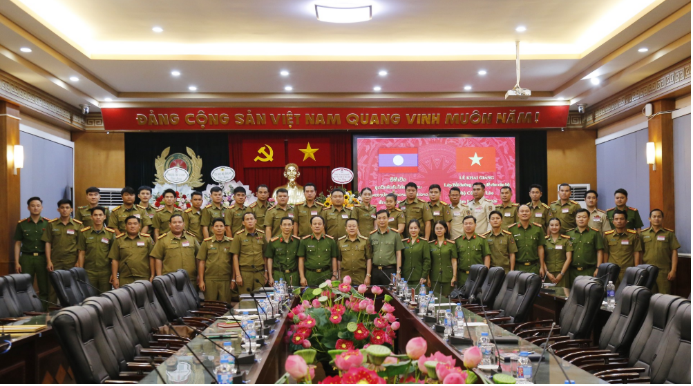 HỌC VIỆN CẢNH SÁT NHÂN DÂN KHAI GIẢNG LỚP ĐIỀU TRA HÌNH SỰ, TRUY NÃ TỘI PHẠM CHO CÁN BỘ BỘ CÔNG AN LÀO