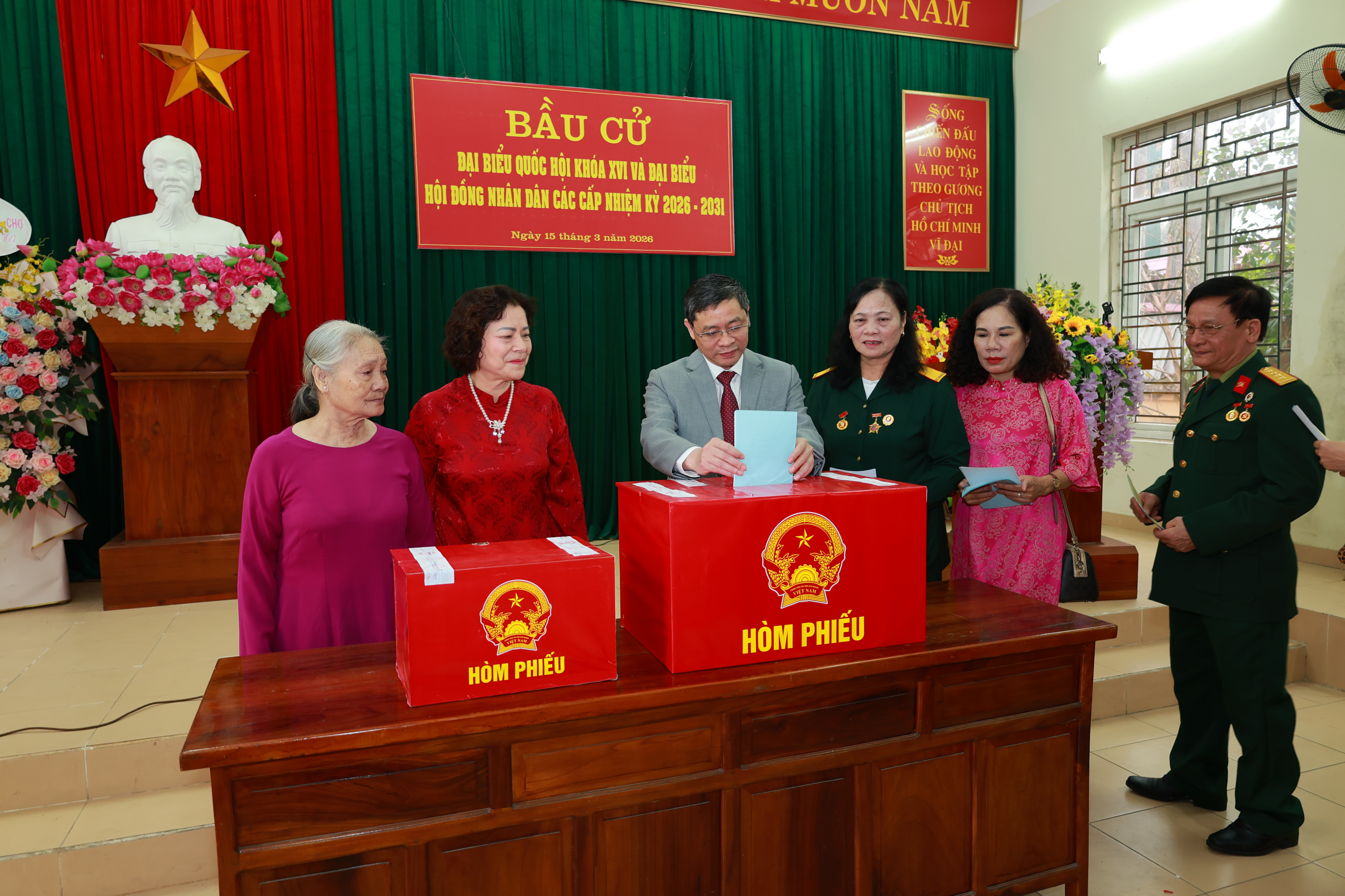 Đồng chí Phạm Quốc Chương dự khai mạc và tham gia bỏ phiếu tại khu vực bỏ phiếu số 36, đơn vị bầu cử số 6 phường Minh Xuân