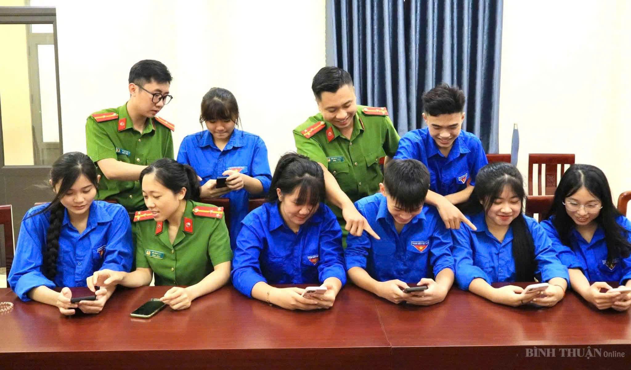 PHƯỜNG BÌNH THUẬN RA QUÂN “CHIẾN DỊCH MÙA HÈ SỐ CÙNG VNeID”, ĐỒNG HÀNH CÙNG NHÂN DÂN THỰC HIỆN ĐỀ ÁN 06