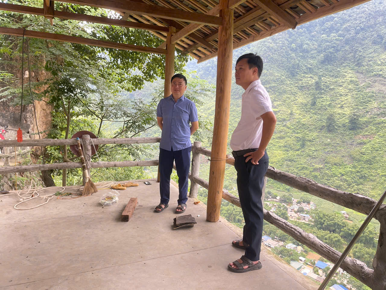 ĐỒNG CHÍ PHẠM NGỌC PHA KIỂM TRA CÔNG TÁC CHUẨN BỊ TÁI ĐÁNH GIÁ CÔNG VIÊN ĐỊA CHẤT TOÀN CẦU CAO NGUYÊN ĐỒNG VĂN TẠI CÁC ĐIỂM DỊCH VỤ TRÊN ĐỊA BÀN XÃ