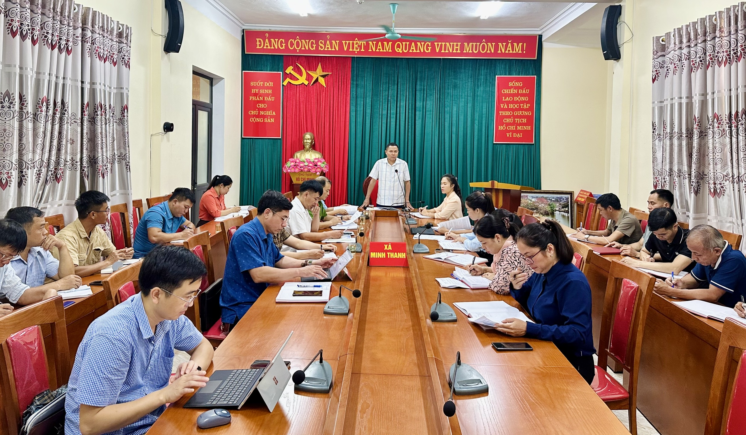 Phiên họp thường kỳ tháng 9 UBND xã