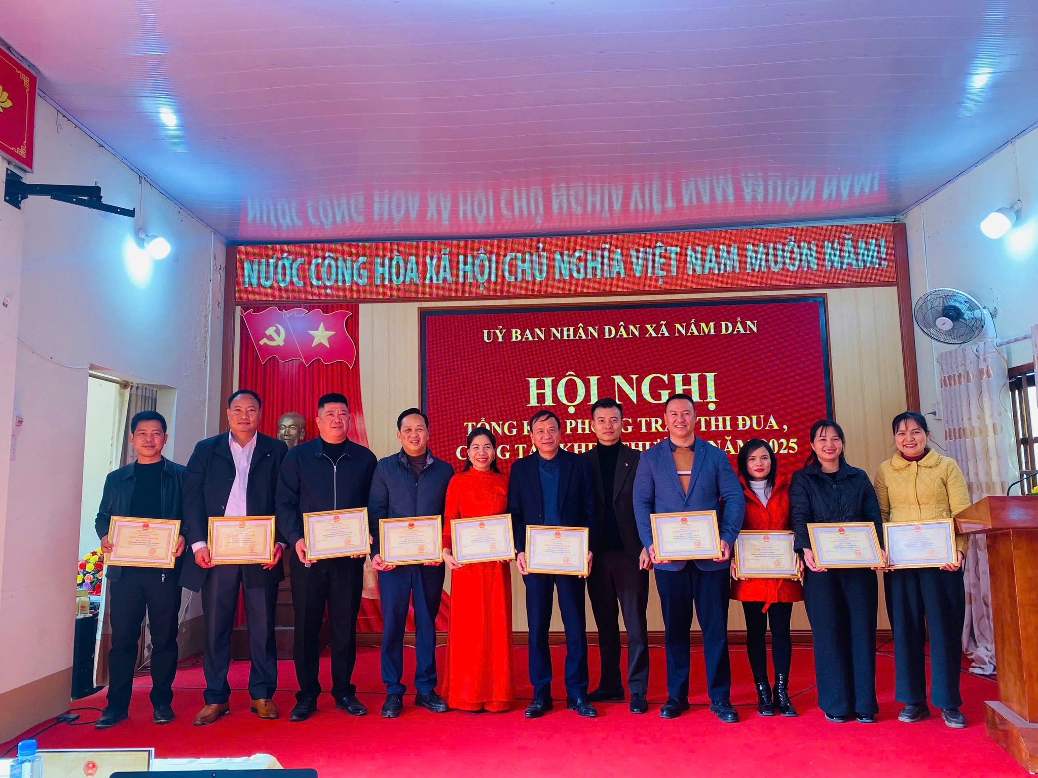 UỶ BAN NHÂN DÂN XÃ NẤM DẨN TỔ CHỨC HỘI NGHỊ TỔNG KẾT  CÔNG TÁC THI ĐUA, KHEN THƯỞNG NĂM 2025 VÀ TRIỂN KHAI PHONG TRÀO THI ĐUA NĂM 2026
