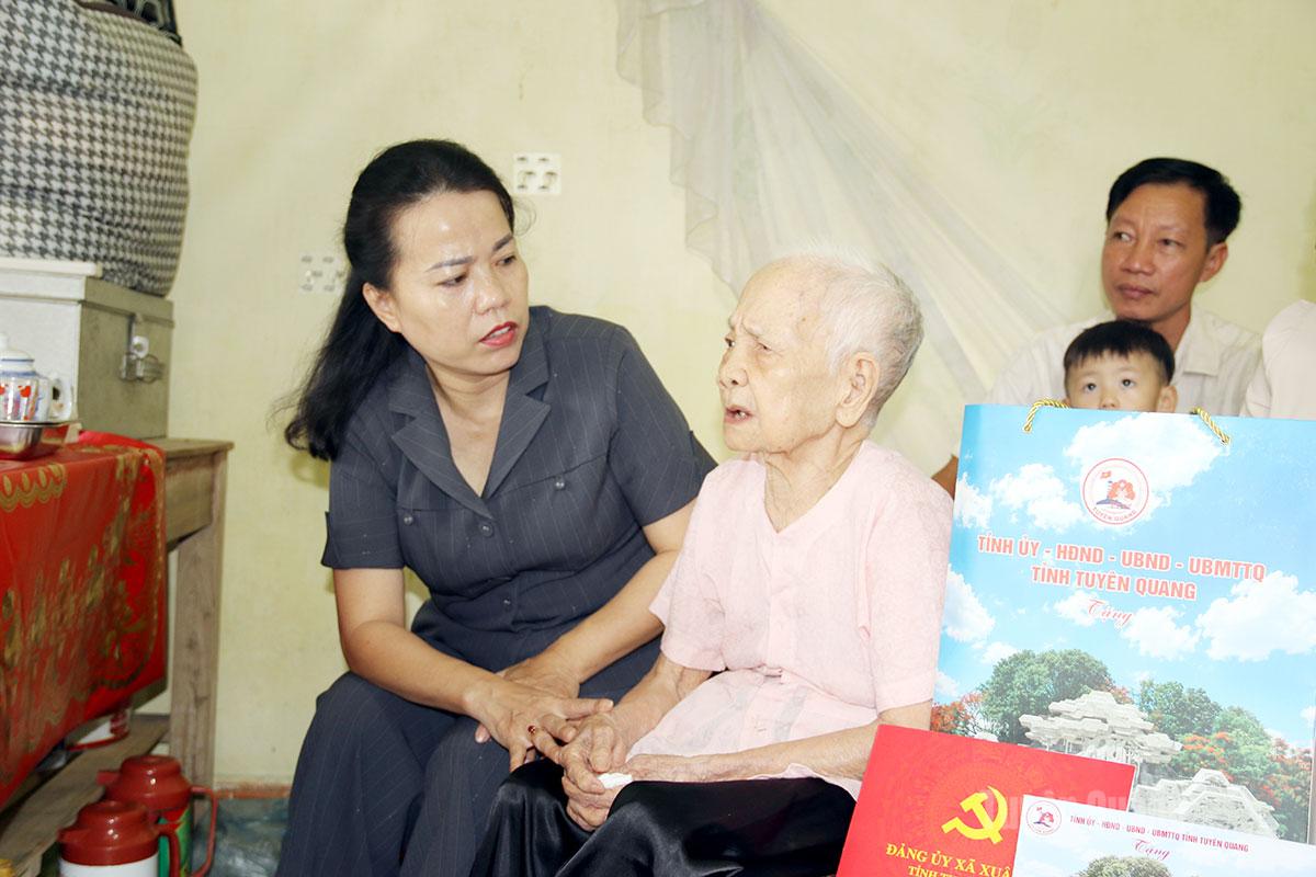 Phó trưởng Đoàn đại biểu Quốc hội chuyên trách tỉnh Lý Thị Lan thăm, tặng quà người có công và thân nhân người có công tại xã Xuân Vân