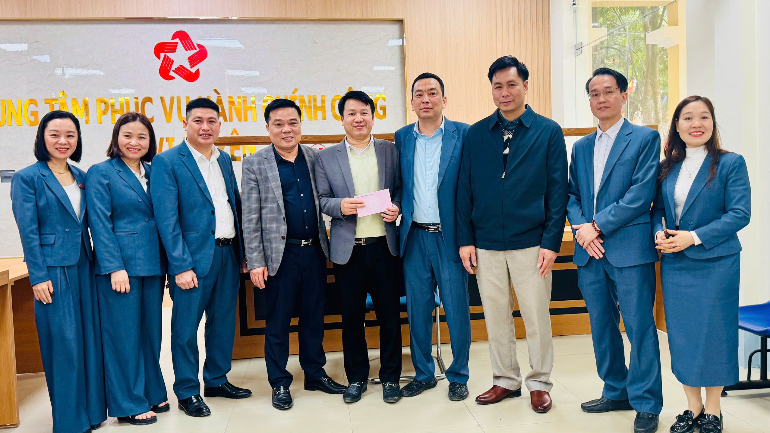 Thường trực UBND xã thăm chúc tết Trung tâm phục vụ hành chính công xã