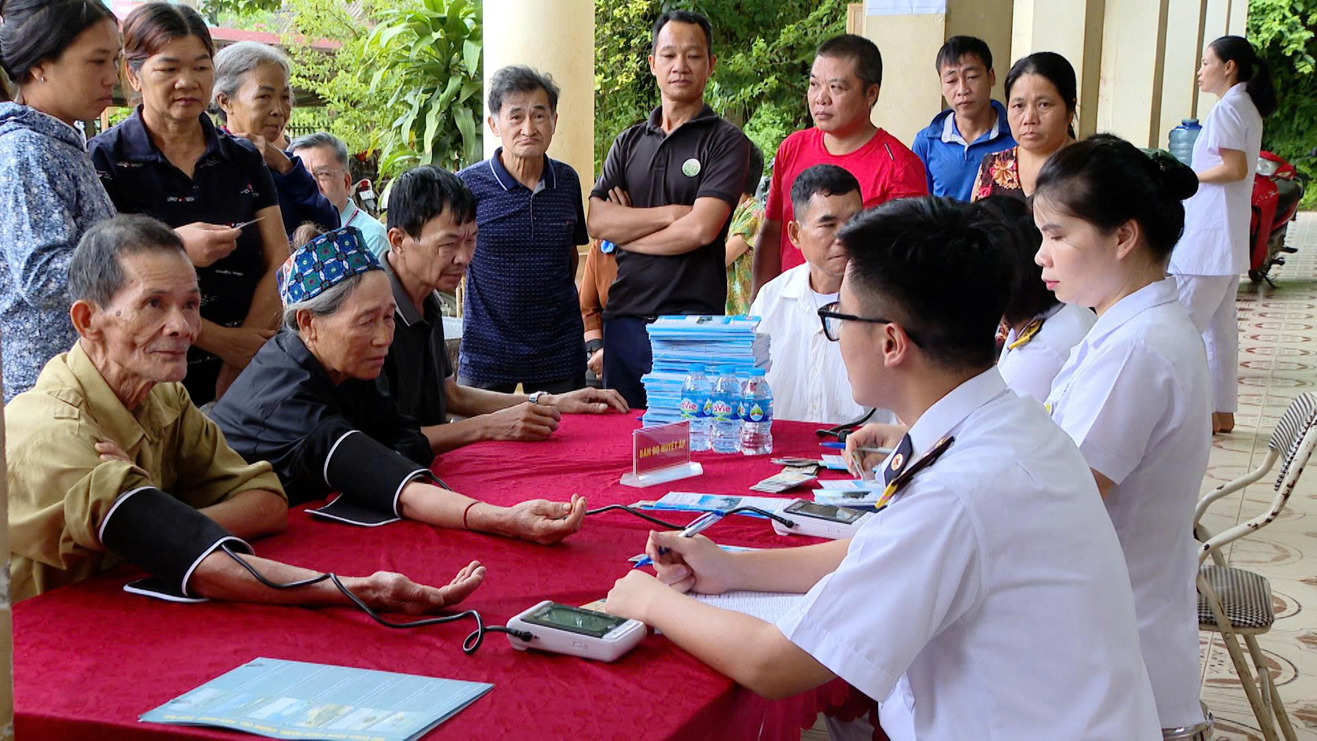 Viện Y học Hải quân khám bệnh, cấp thuốc miễn phí cho 130 đối tượng chính sách tại xã Thương Lâm