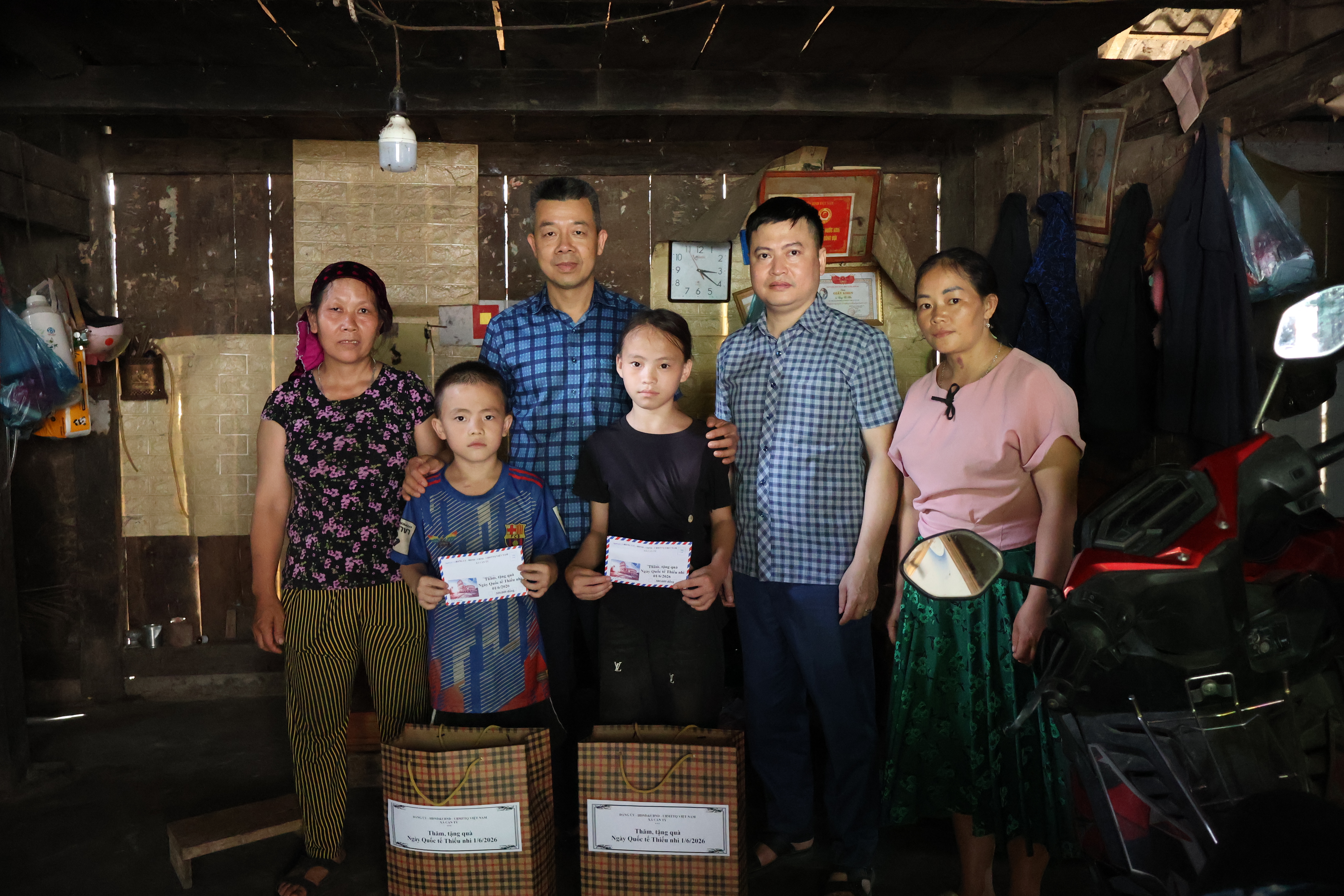 ĐỒNG CHÍ LÊ TRUNG THÀNH – PHÓ BÍ THƯ THƯỜNG TRỰC ĐẢNG ỦY XÃ CÁN TỶ THĂM, TẶNG QUÀ NHÂN DỊP QUỐC TẾ THIẾU NHI 1/6