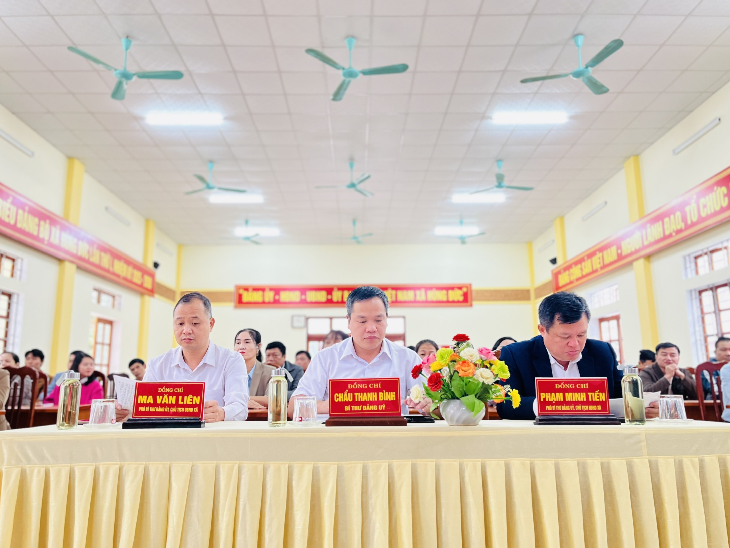 HỘI NGHỊ CÔNG BỐ QUYẾT ĐỊNH THÀNH LẬP TRUNG TÂM DỊCH VỤ CÔNG XÃ HÙNG ĐỨC VÀ CÁC QUYẾT ĐỊNH TIẾP NHẬN CÔNG CHỨC, VIÊN CHỨC