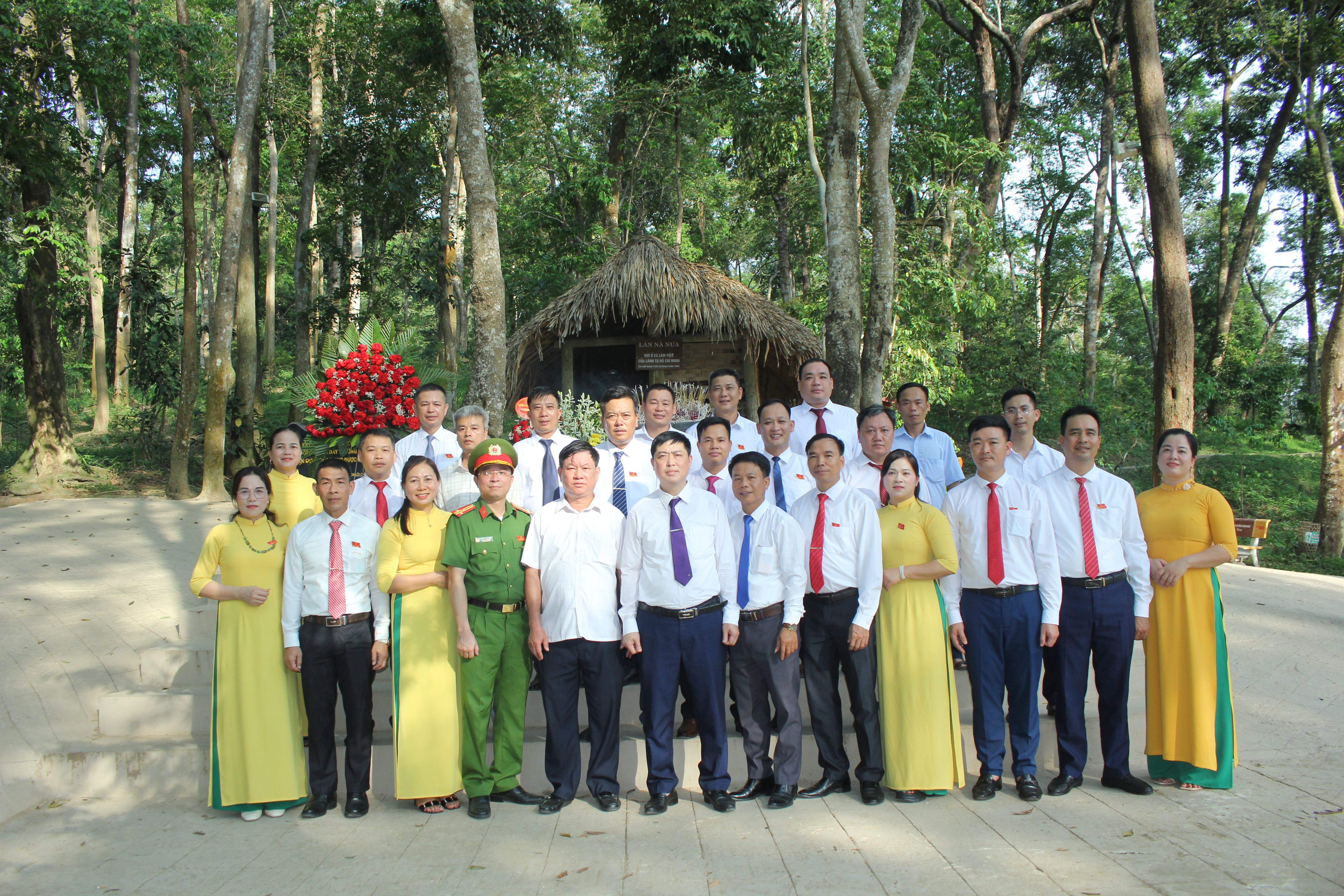 Đoàn đại biểu Hội đồng nhân dân xã Hồng Sơn tổ chức hành trình về nguồn tại Khu di tích Quốc gia đặc biệt Tân Trào