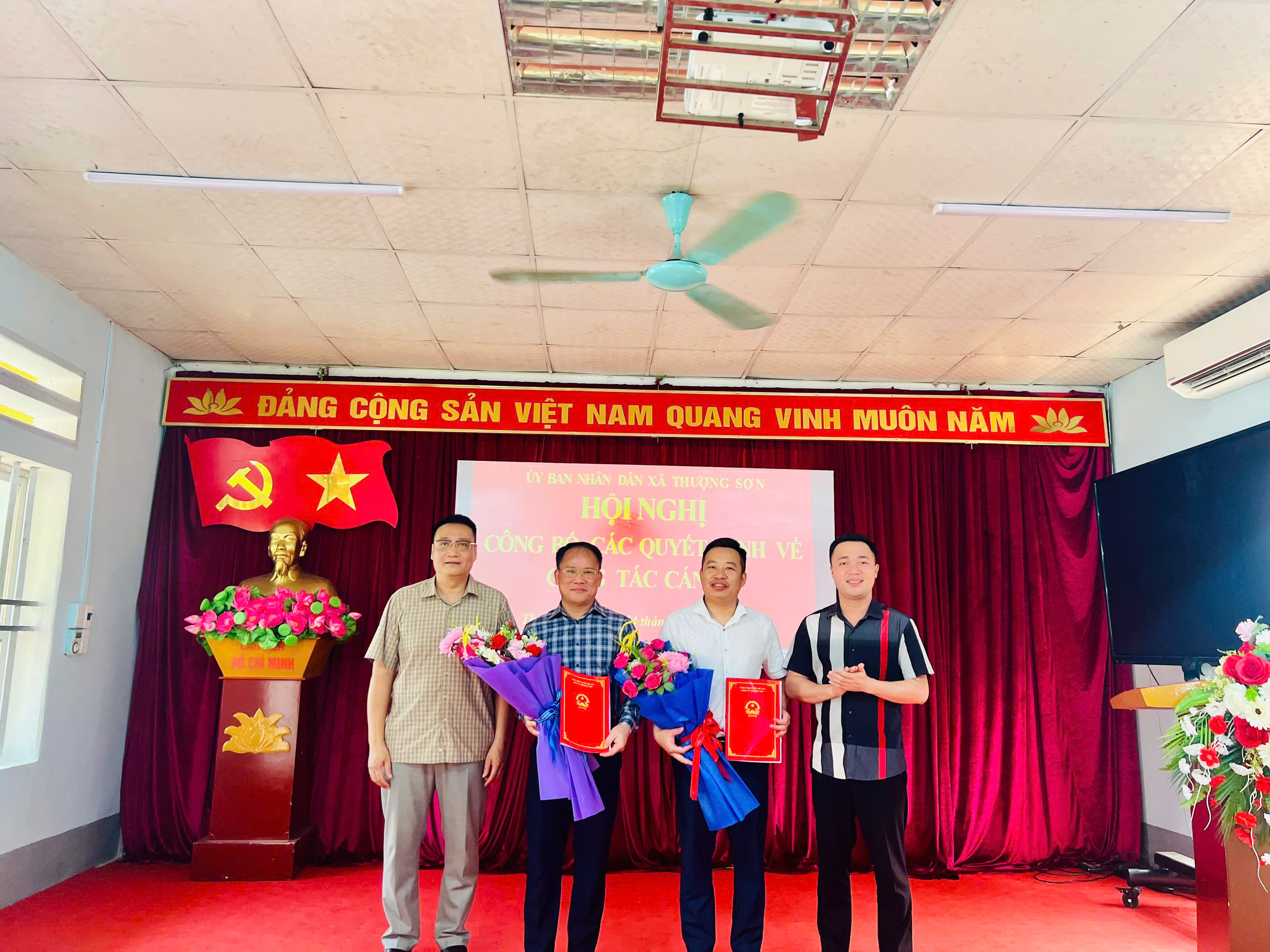 UỶ BAN NHÂN DÂN XÃ THƯỢNG SƠN TỔ CHỨC CÔNG BỐ CÁC QUYẾT ĐỊNH VỀ CÔNG TÁC CÁN BỘ