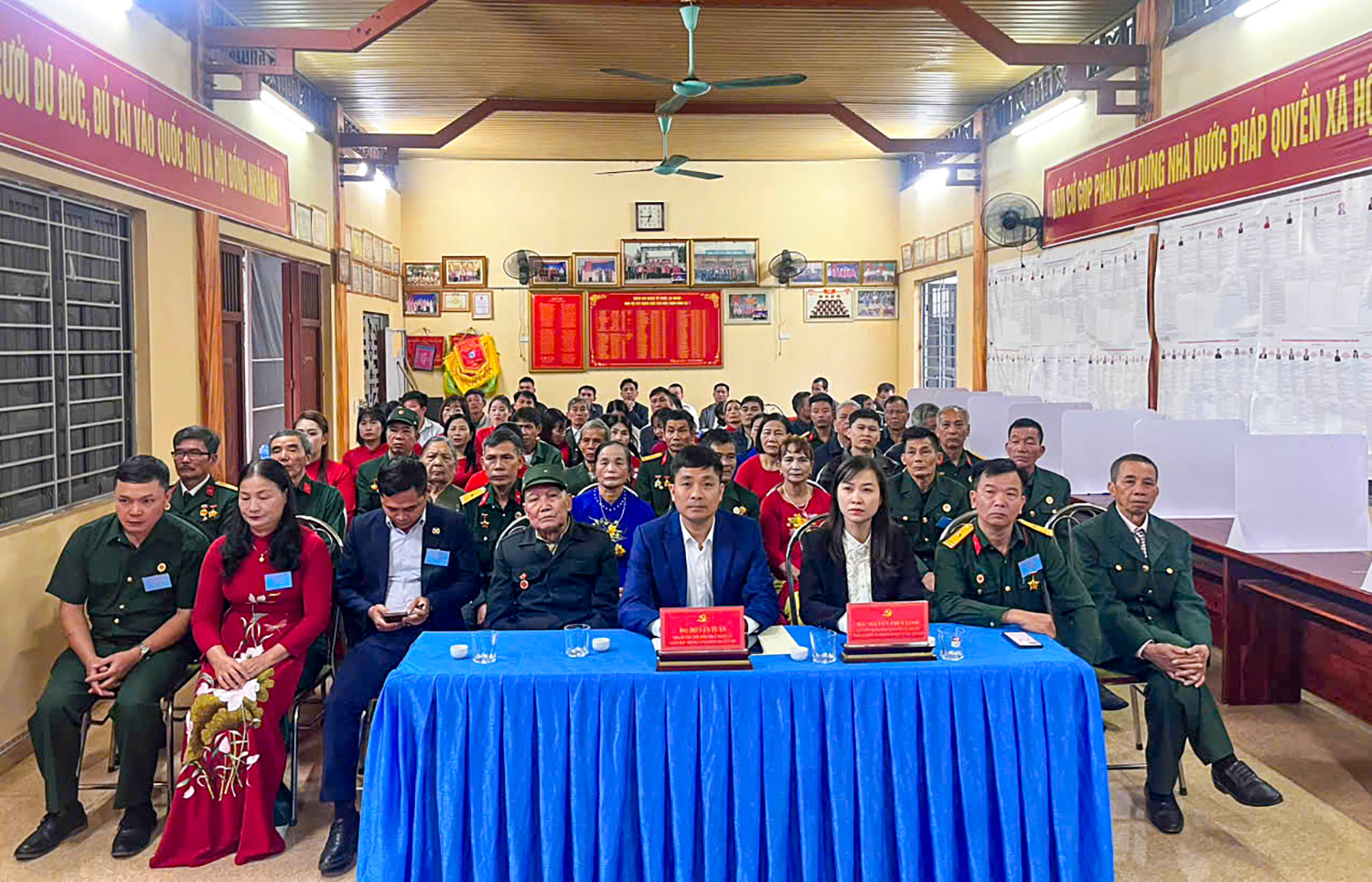 Đồng chí Phó Bí thư Thường trực Đảng ủy xã dự lễ khai mạc bầu cử Đại biểu Quốc hội khoá XVI và HĐND các cấp tại khu vực bỏ phiếu số 02, thôn Bình Ca 1