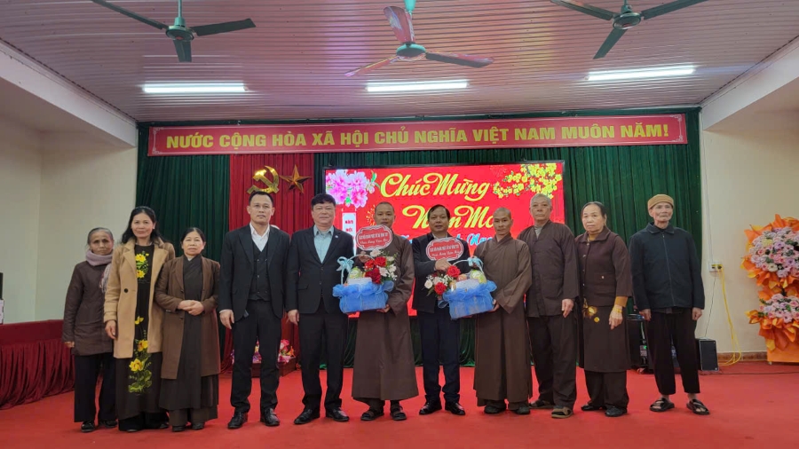 Hội đồng Phật tử và Giáo xứ Vĩnh Tuy thăm, chúc Tết Đảng ủy – HĐND – UBND xã nhân dịp đầu Xuân Bính Ngọ 2026 