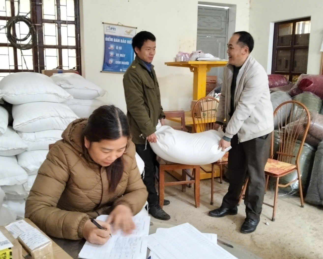 Tát Ngà cấp phát gạo cứu đói cho người dân dịp Tết Nguyên đán