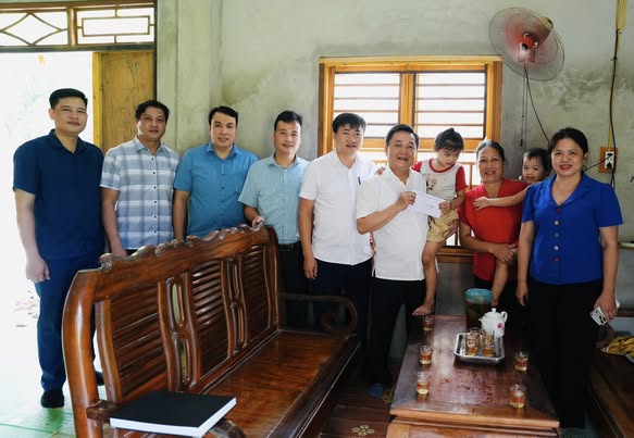  Cấp uỷ, chính quyền xã Ngọc Đường thăm, tặng quà nhân kỷ niệm ngày Người khuyết tật Việt Nam