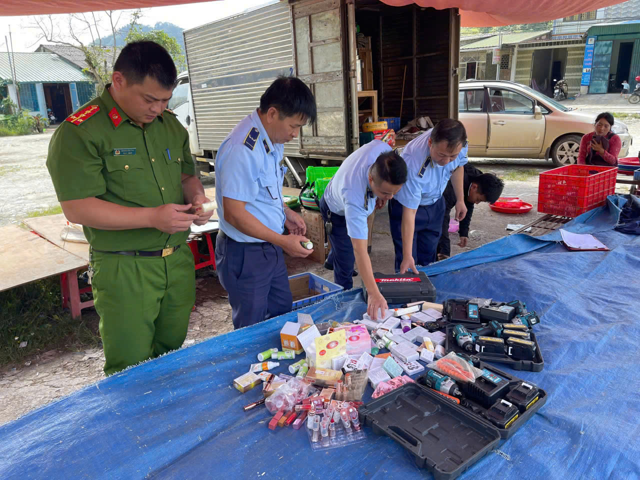 KIỂM TRA LIÊN NGÀNH VIỆC CHẤP HÀNH PHÁP LUẬT TRONG SẢN XUẤT KINH DOANH HÀNG HÓA, DỊCH VỤ TRÊN ĐỊA BÀN XÃ TÙNG VÀI